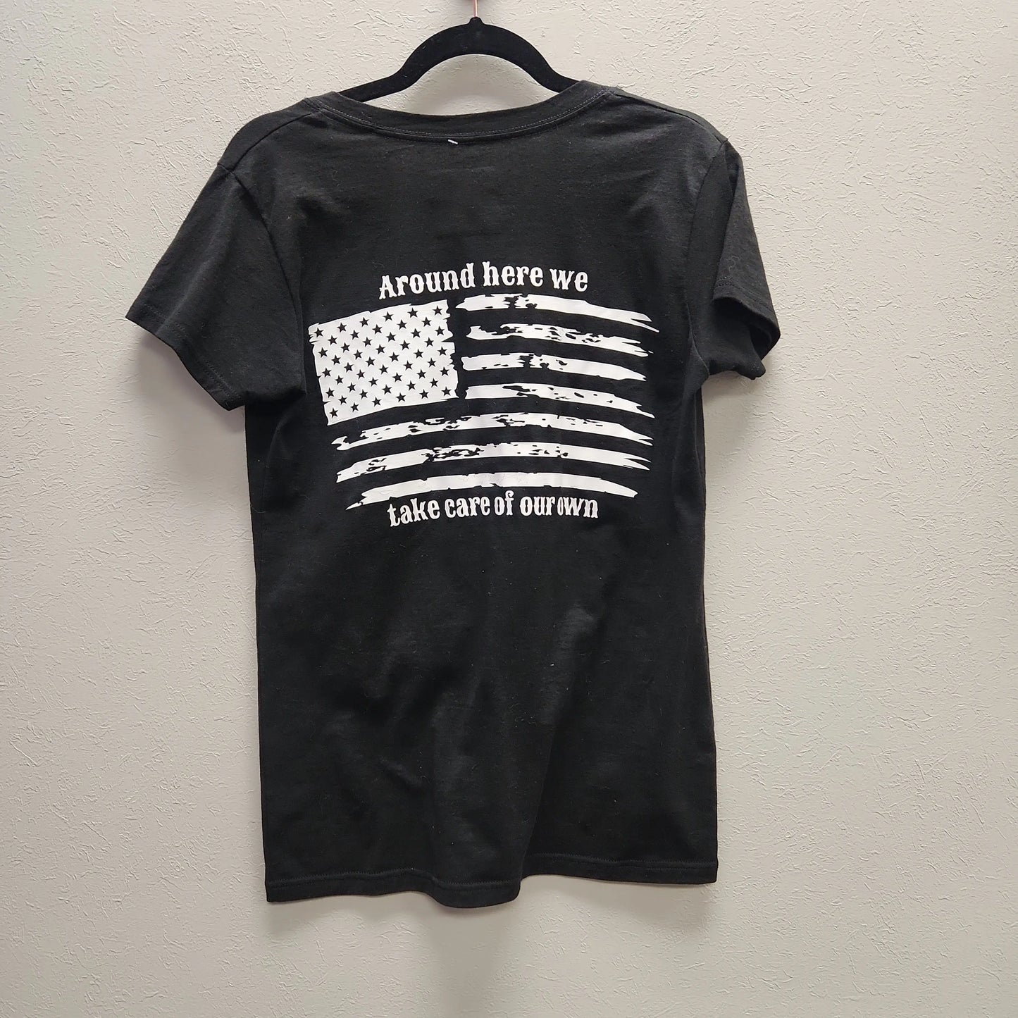 Small Town Tee - Scarlett's Riverside Boutique