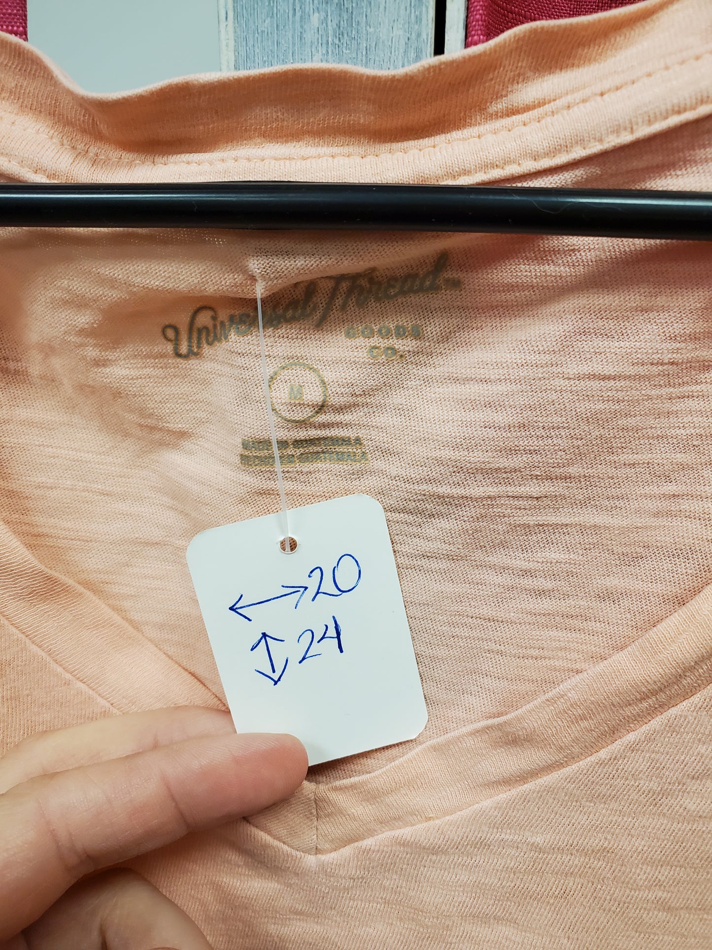 Universal Thread Peach TShirt. Size M. RS 65 - Scarlett's Riverside Boutique