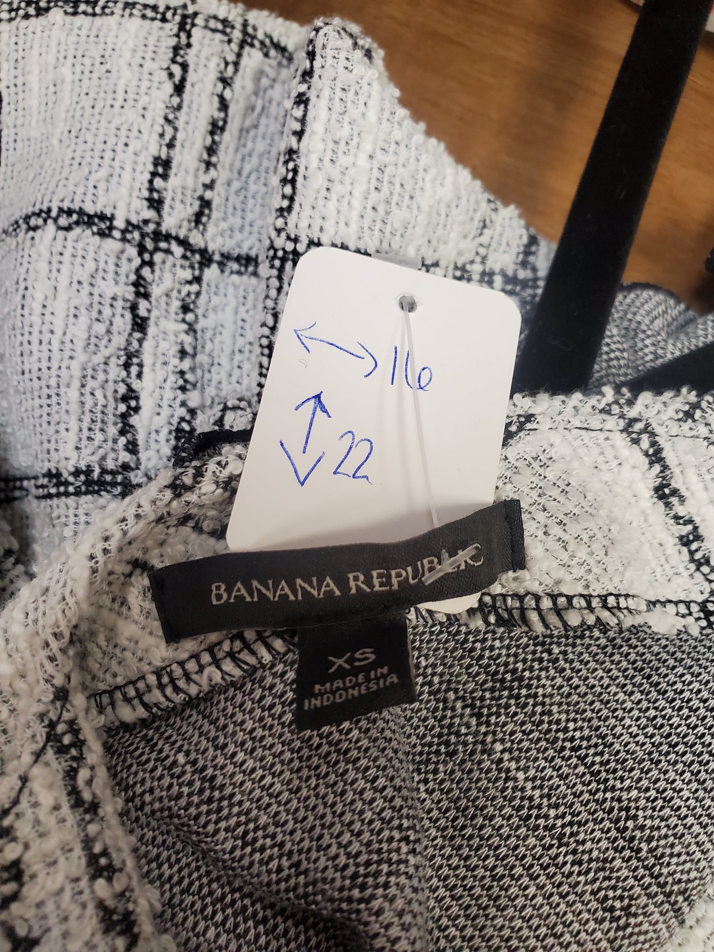 Banana Republic Black and White Blouse. Size XS. RS 81. - Scarlett's Riverside Boutique