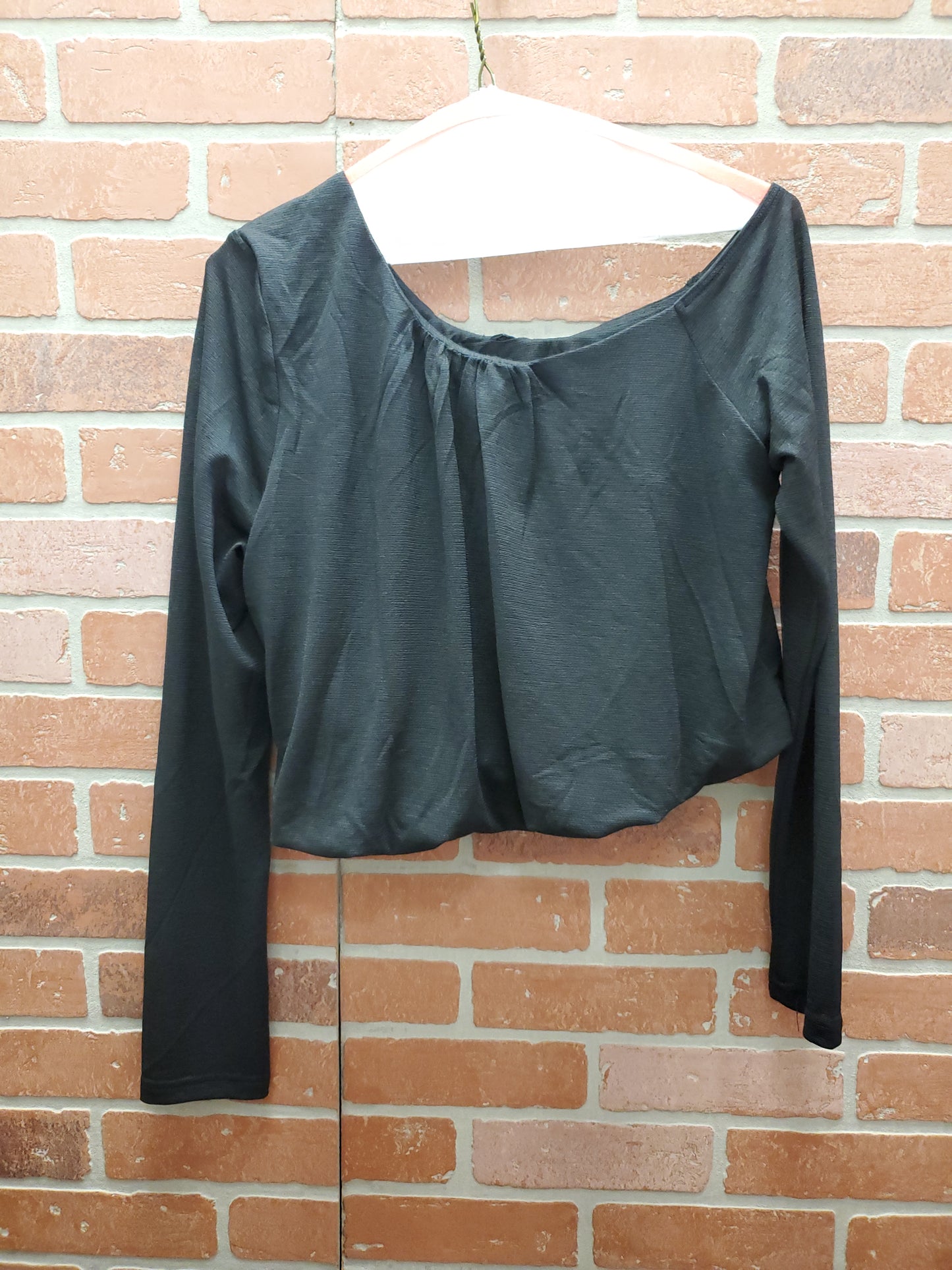 Painted Threads Black Cold Shoulder Crop. Size L. RS 81 - Scarlett's Riverside Boutique