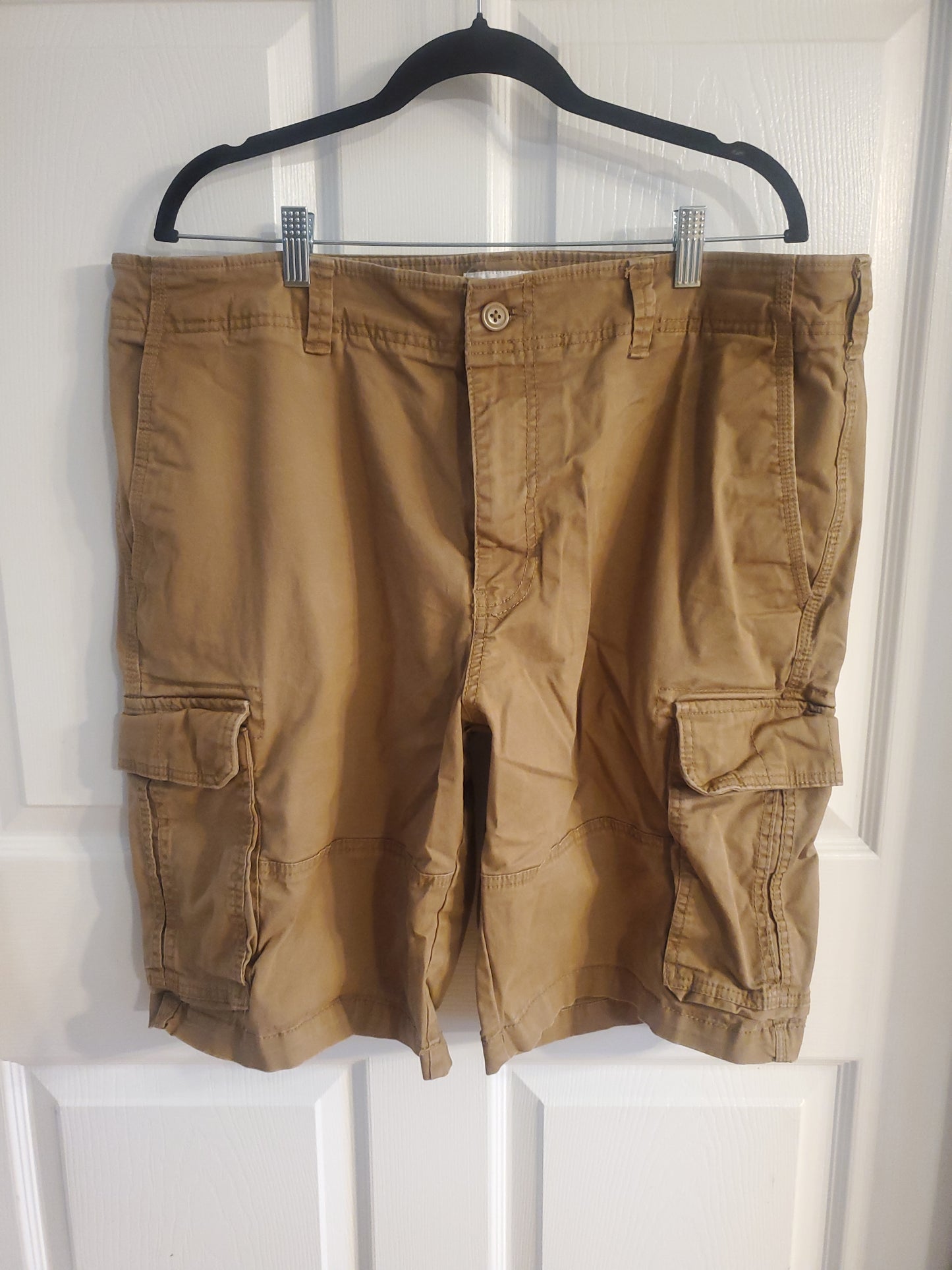 Goodfellow & Co. Men's Khaki Cargo Shorts. Size 40. #68