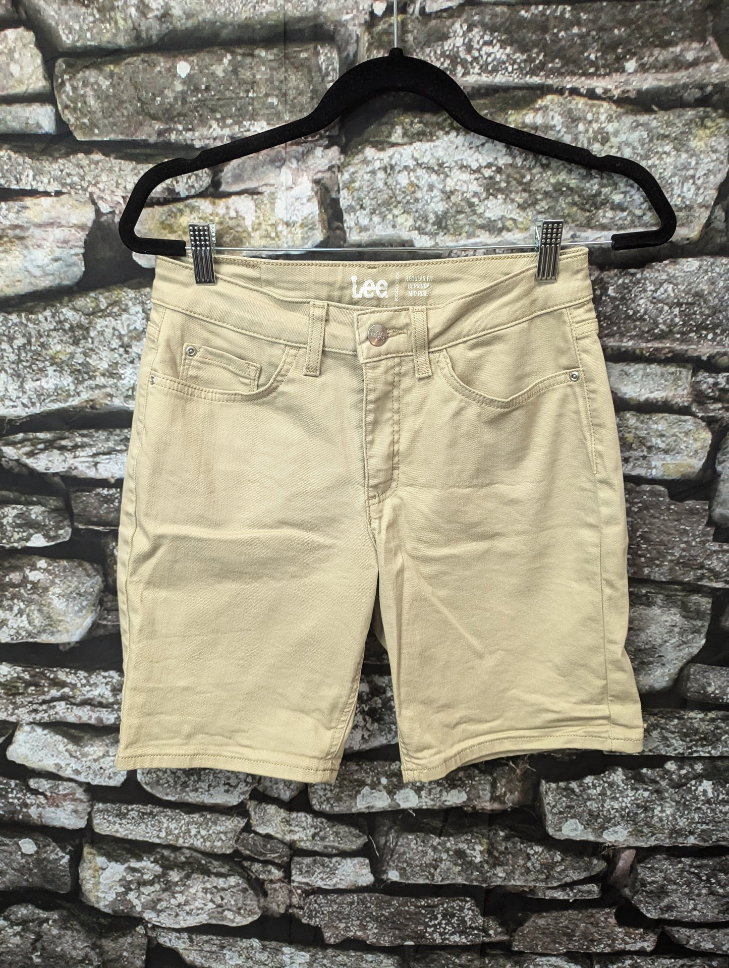 Lee Bermuda shorts. Size 8M RS 22 - Scarlett's Riverside Boutique