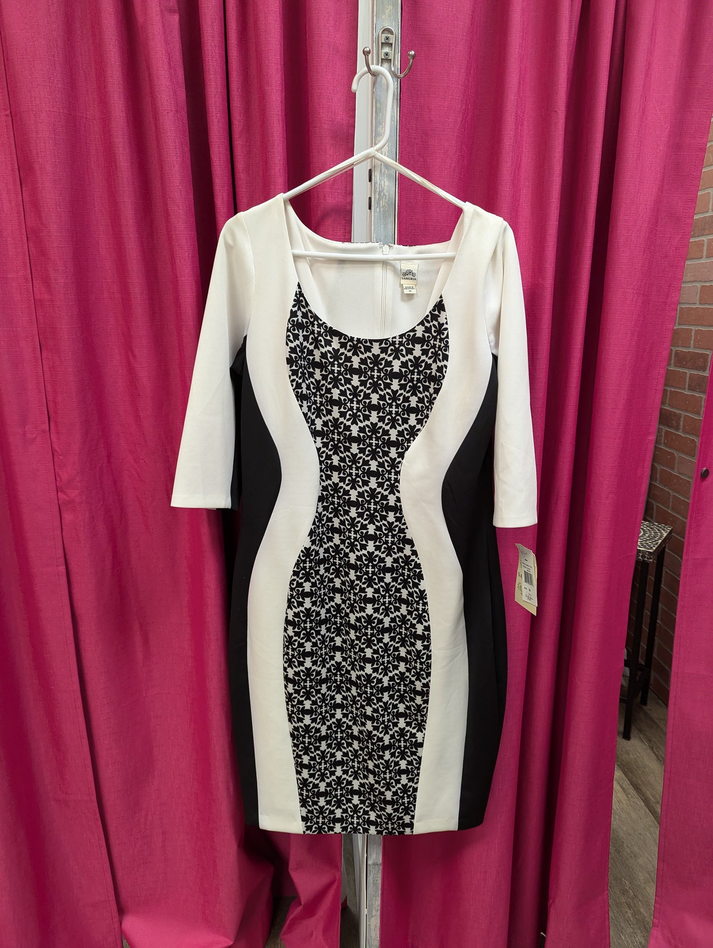 NWTs, Sangria Womens Dress Size 16 White With Black Silhouette Body Con Knit - Scarlett's Riverside Boutique
