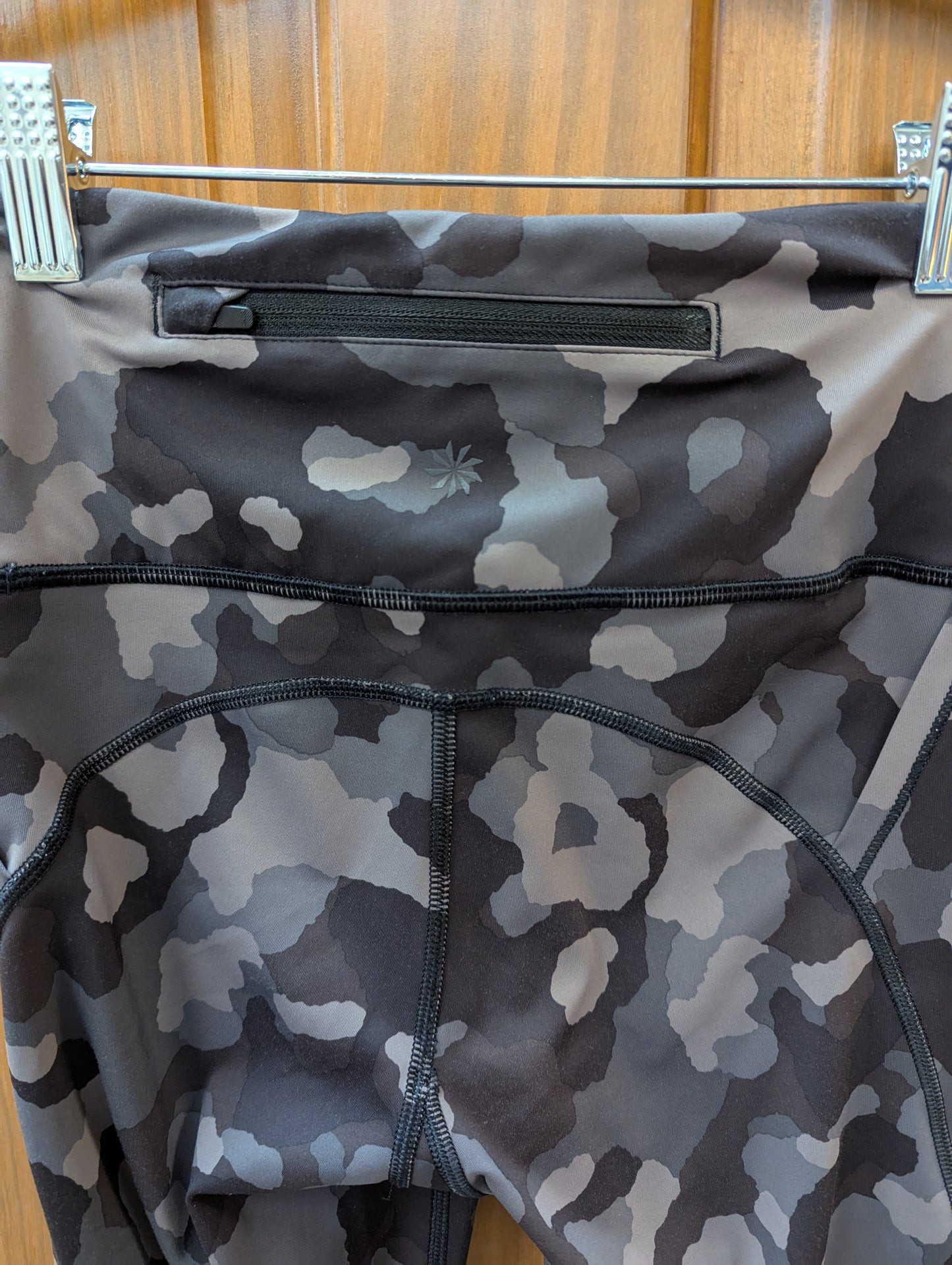 Athleta Ultimate Camo leggings 7/8 Tight. Size XXS