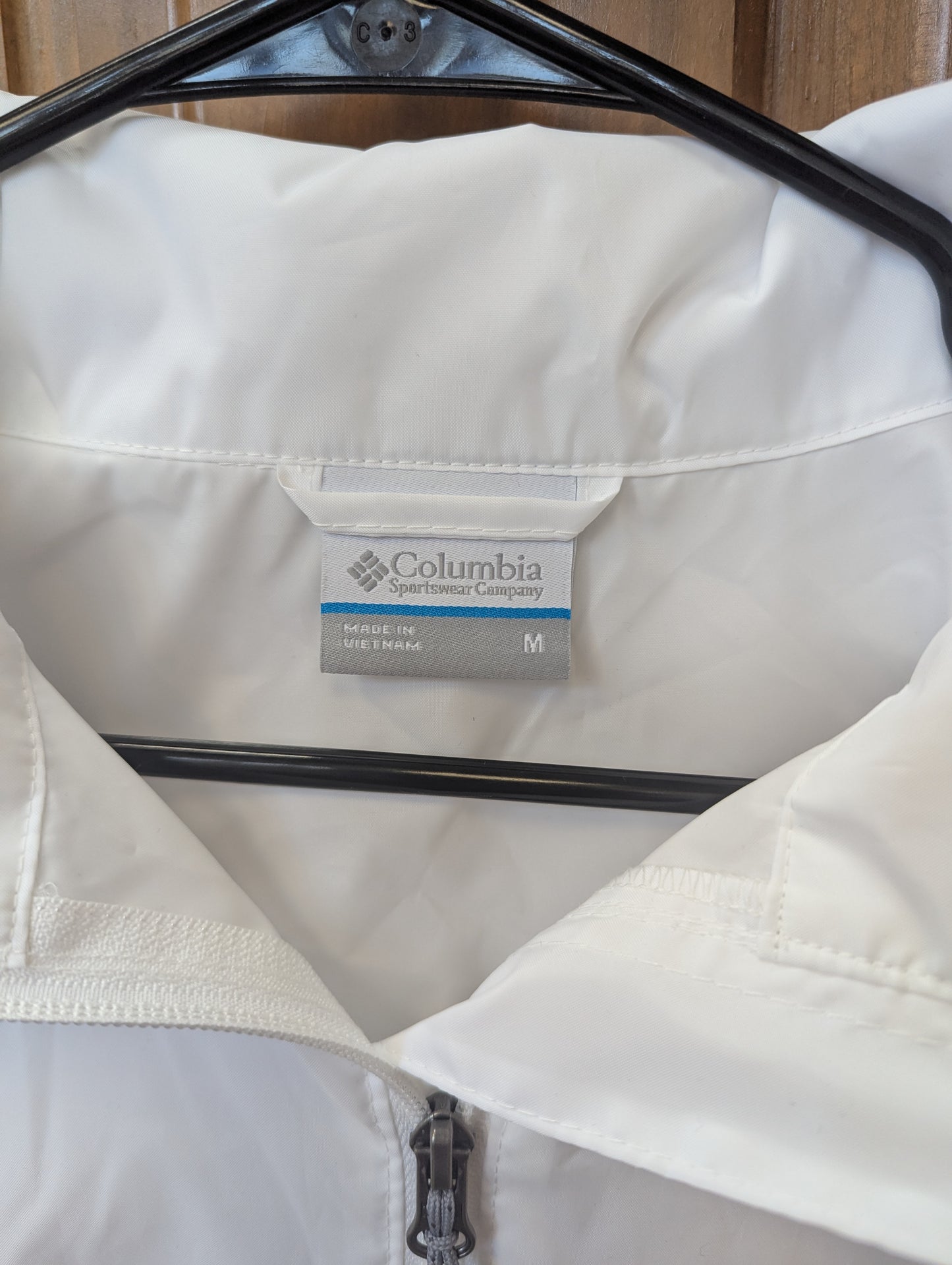 NWTs, White Columbia, hooded rain jacket. Size M. 97