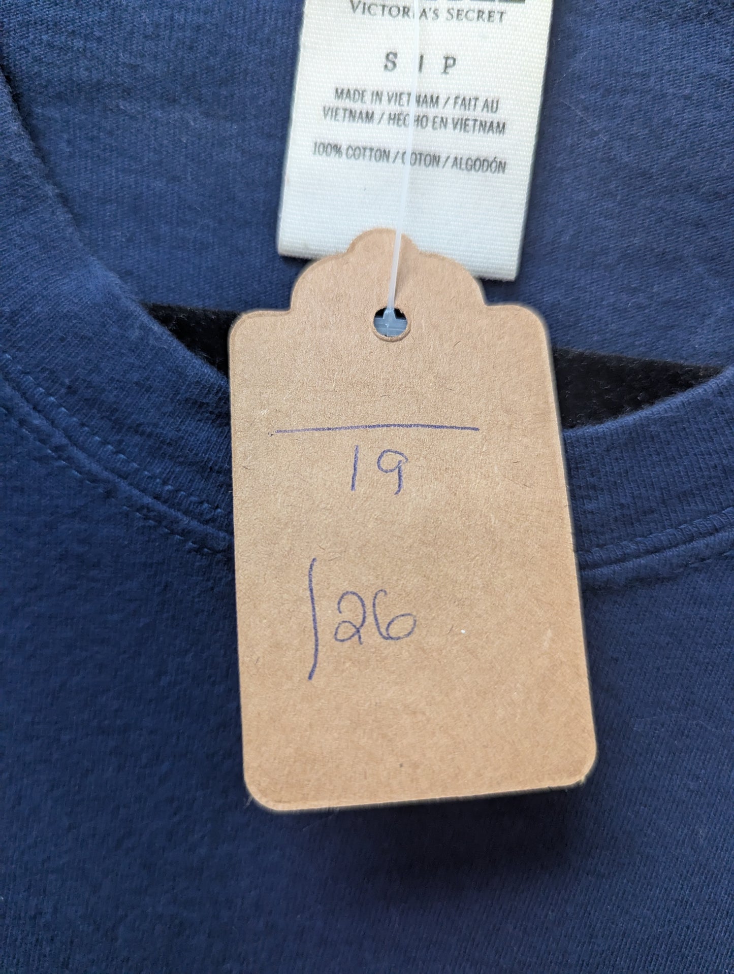 Victoria secret pink shimmer top. Size S. RS 36.