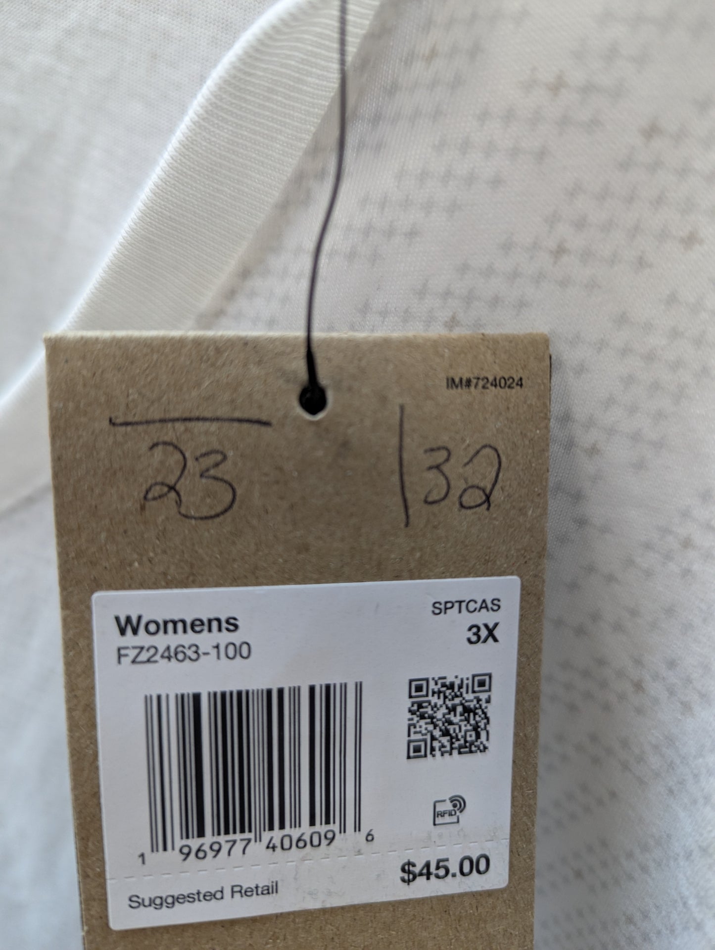 NWTs, Nike Plus Size Sportswear Essentials, Long-Sleeve Top, White 3xl. RS 97