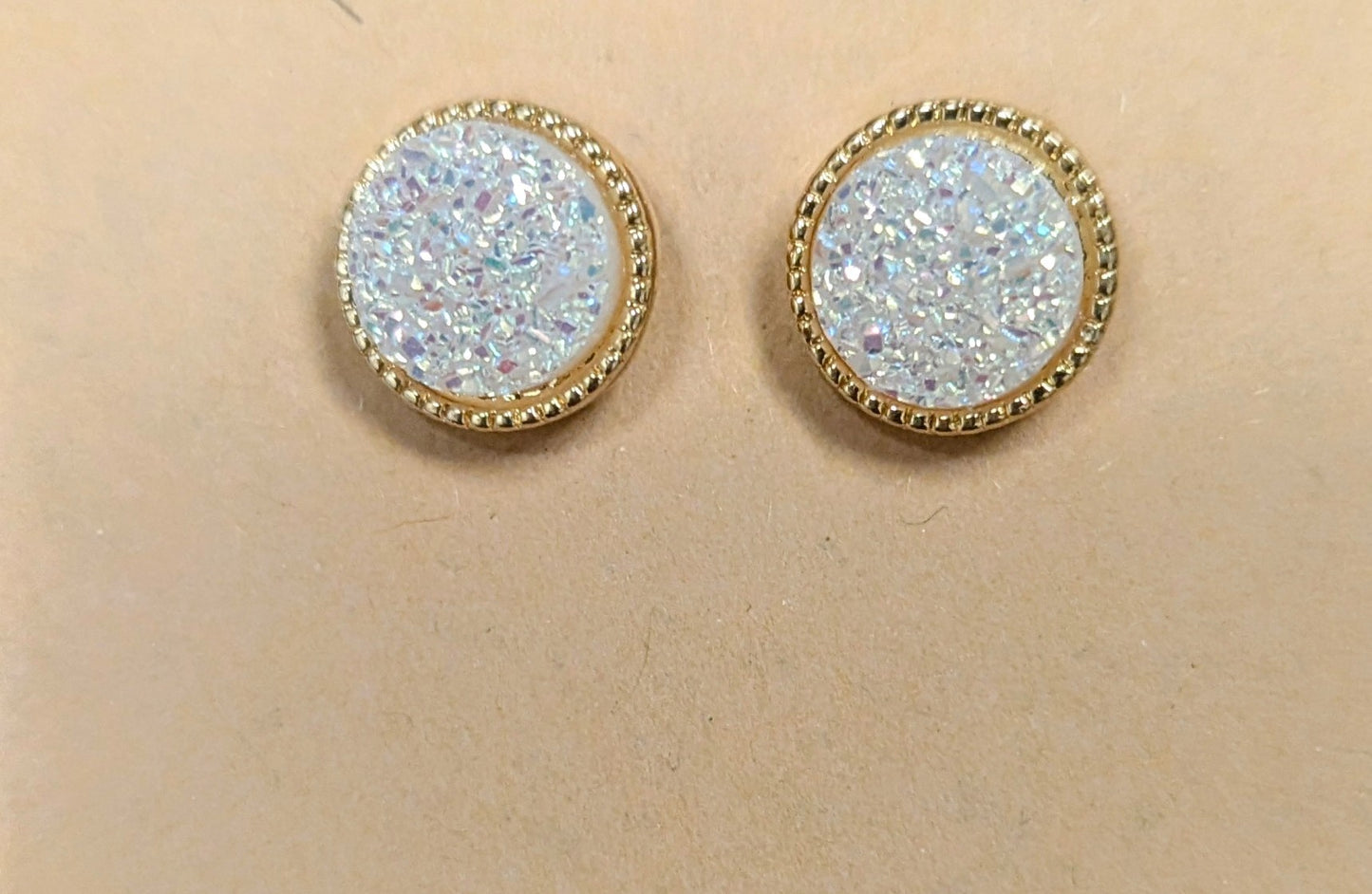 Shimmer earrings white and gold.