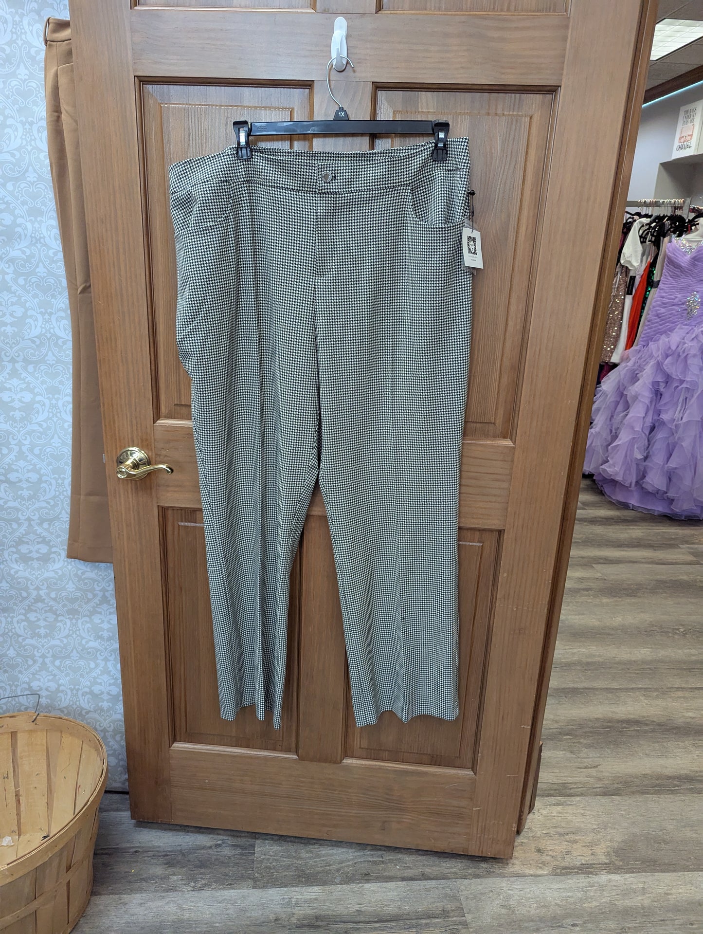 20W Anne Kline Black and White Checkered Pants. #97