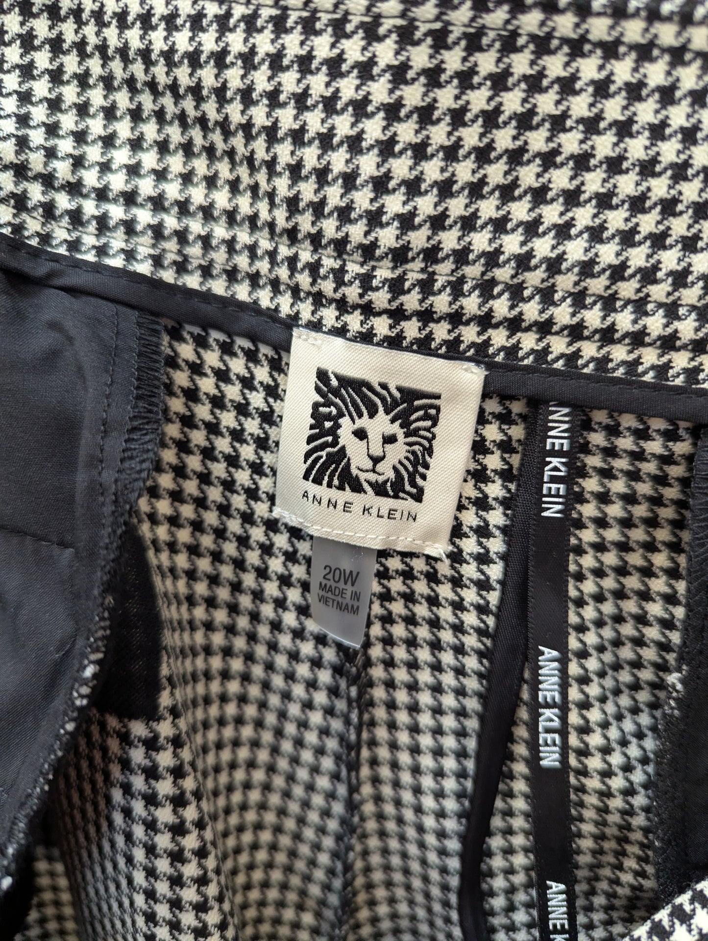 20W Anne Kline Black and White Checkered Pants. #97