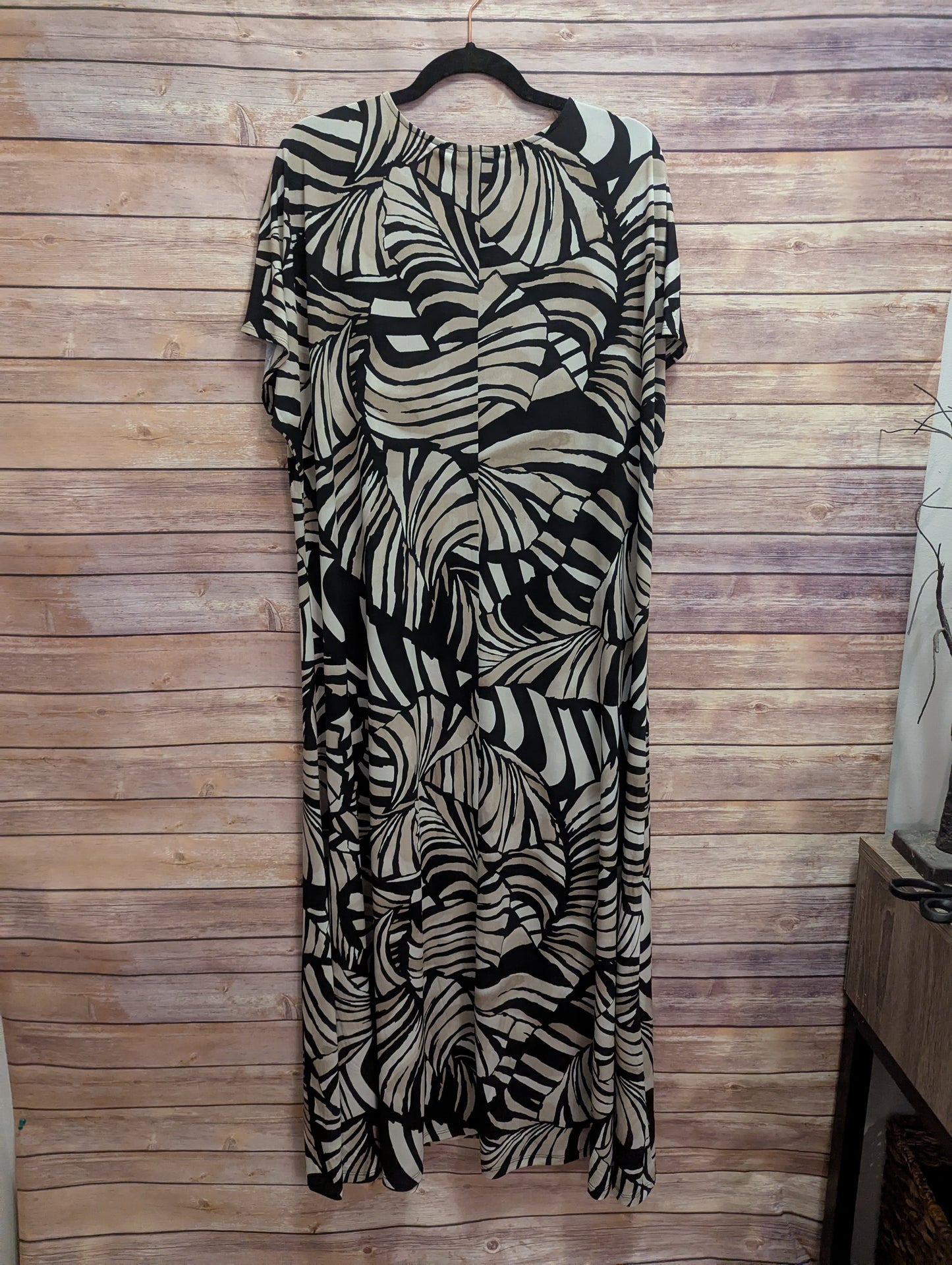 Black and White Leaf Print Maxi Dress Sz 2XL. #104