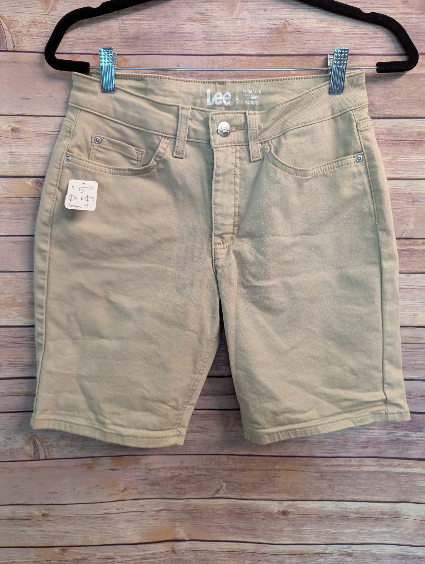 Lee Bermuda shorts. Size 8M RS 22