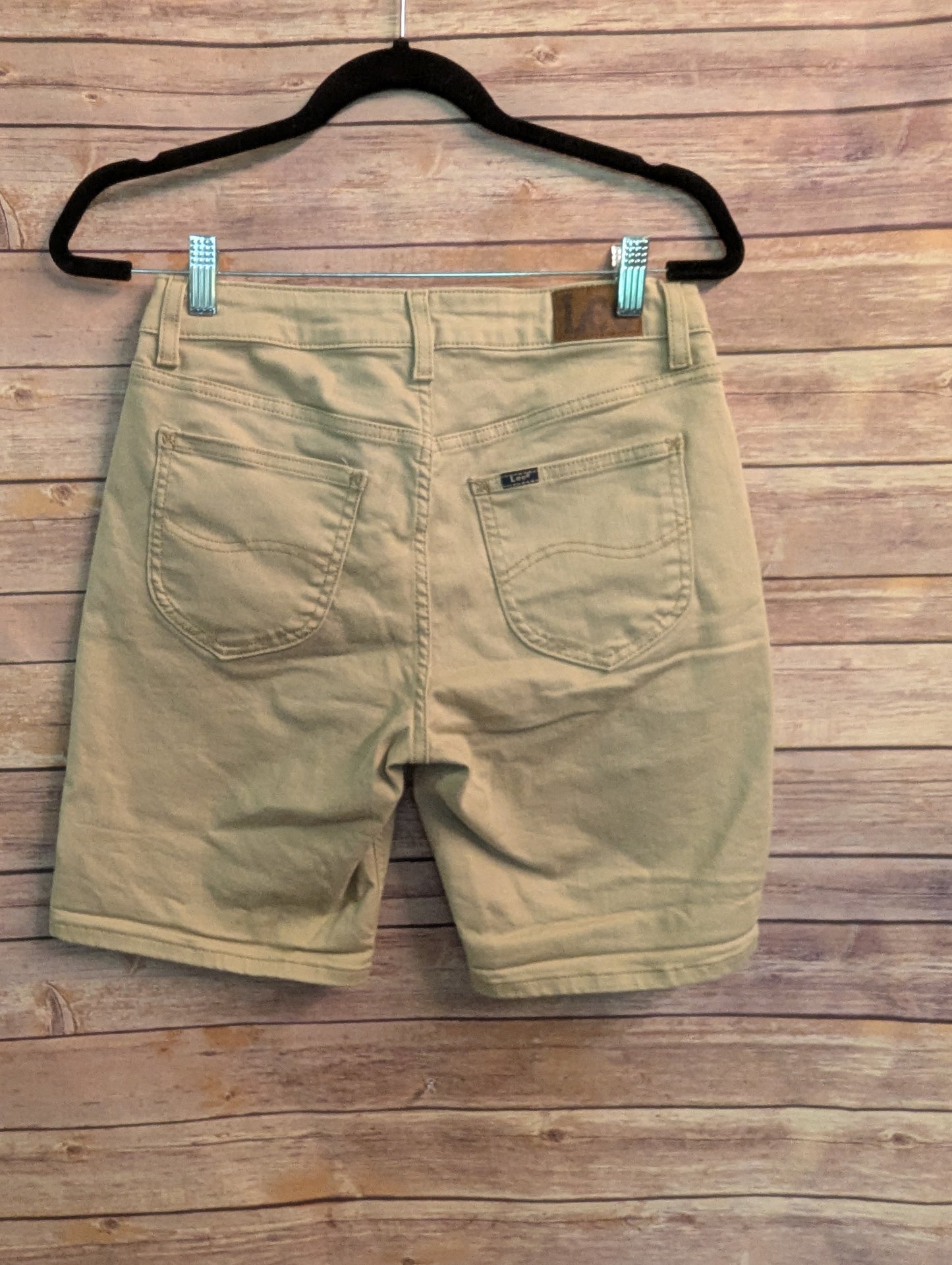 Lee Bermuda shorts. Size 8M RS 22