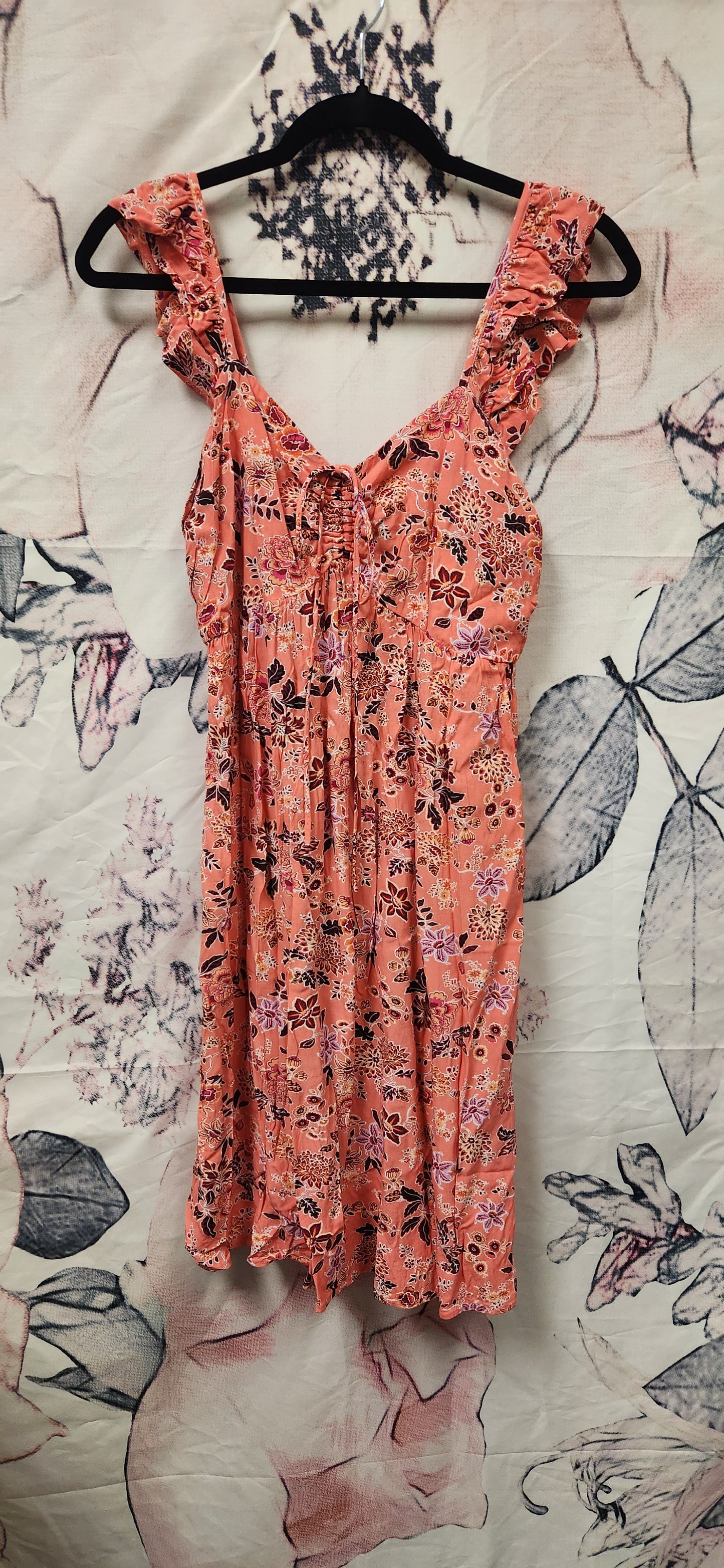 Coral floral dress with ruffle sleeves. Size 8. rs 29 - Scarlett's Riverside Boutique