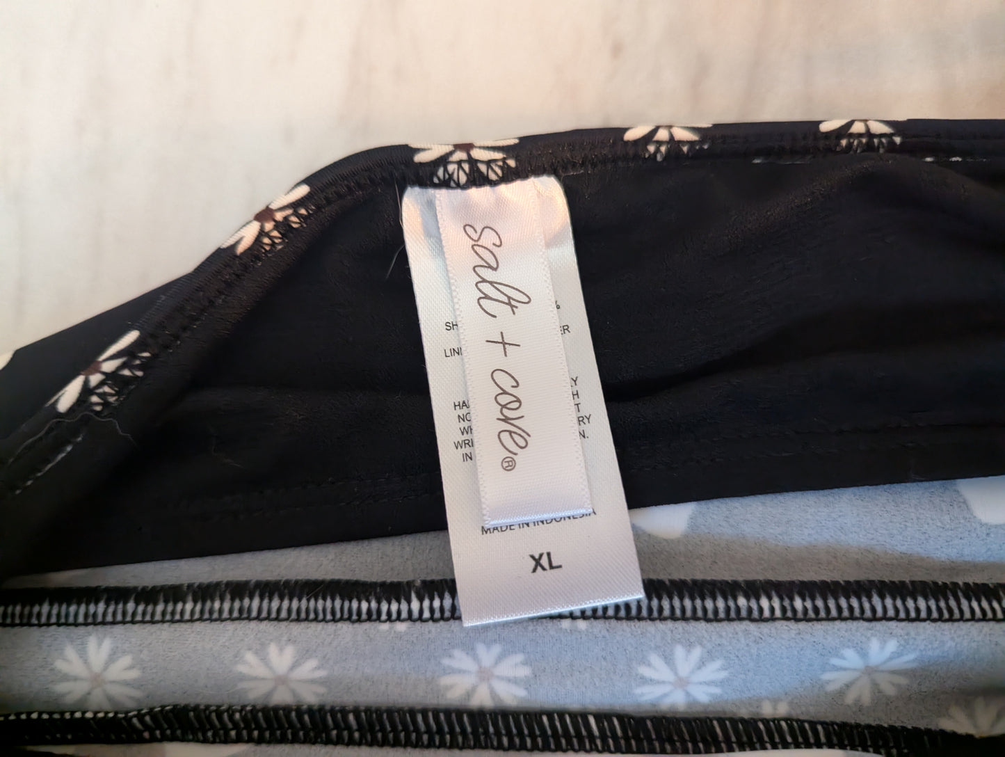 Salt + Cove
Juniors' Daisy-Print Swim Top
Size XL #97
