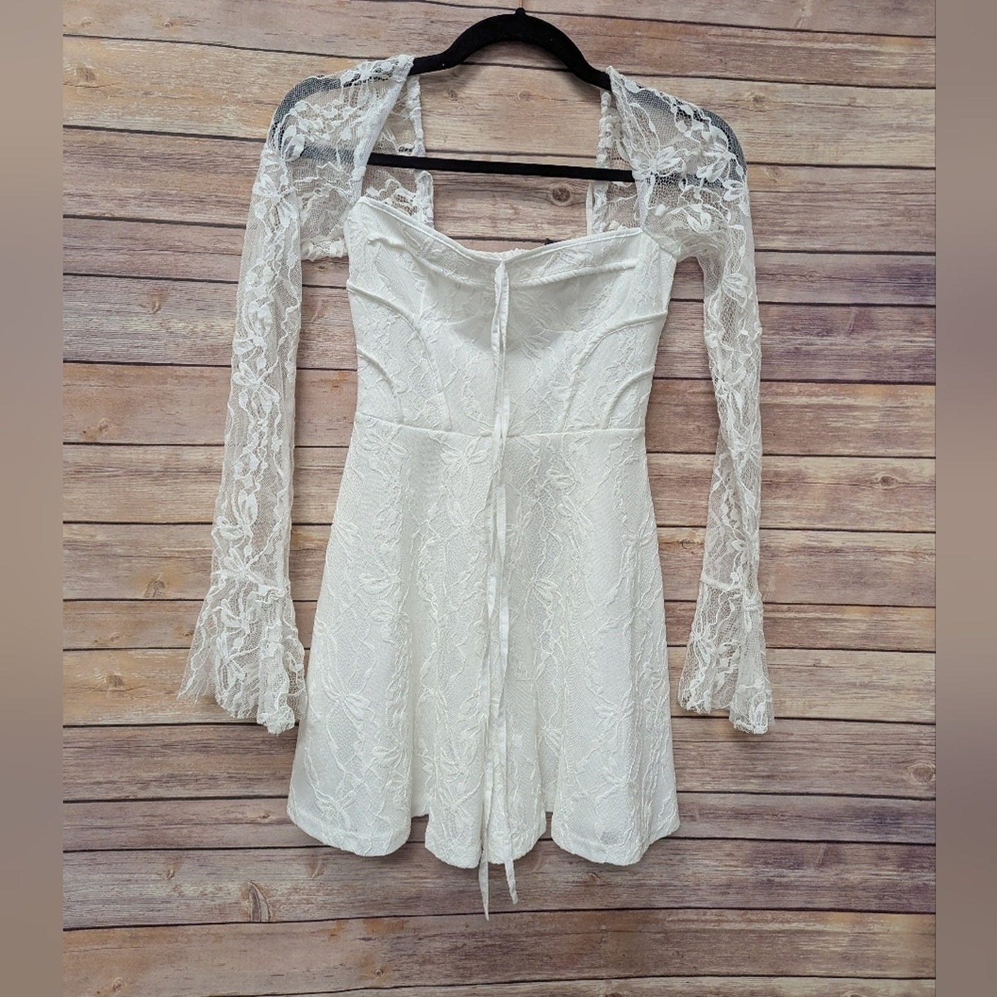 PrettyLittleThing White Lace Romper Women’s Size 2 Long Sleeve Halter Skater NWT