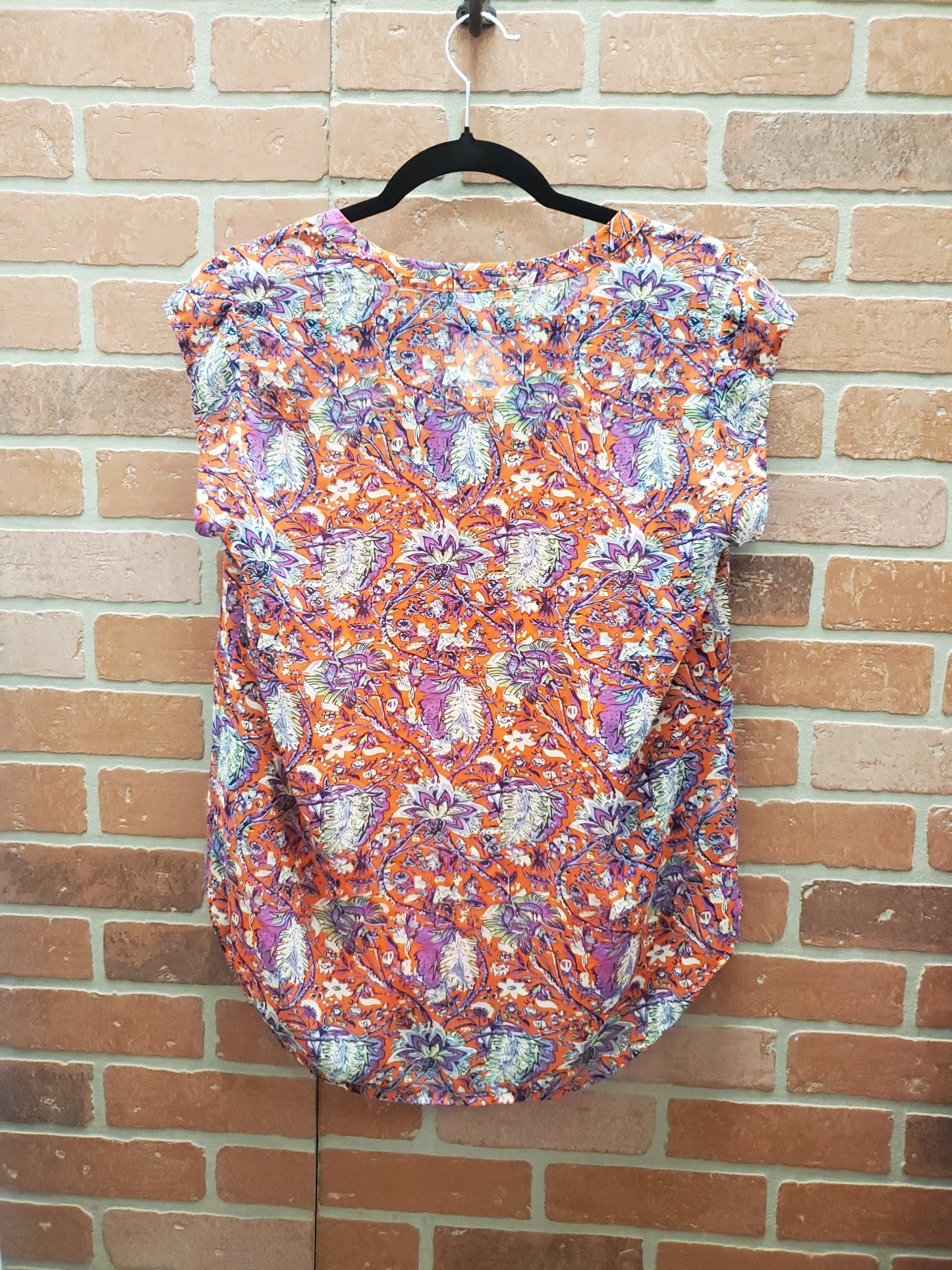 Danielle Rainn Red Floral Blouse. size Small. RS 80 - Scarlett's Riverside Boutique 