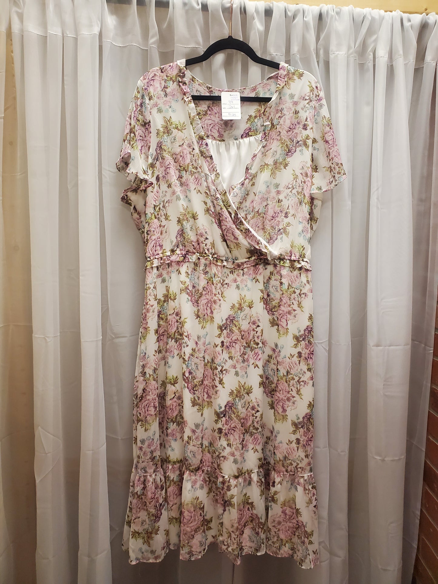 Lauren Conrad Floral Dress. Size 2XL. RS 99