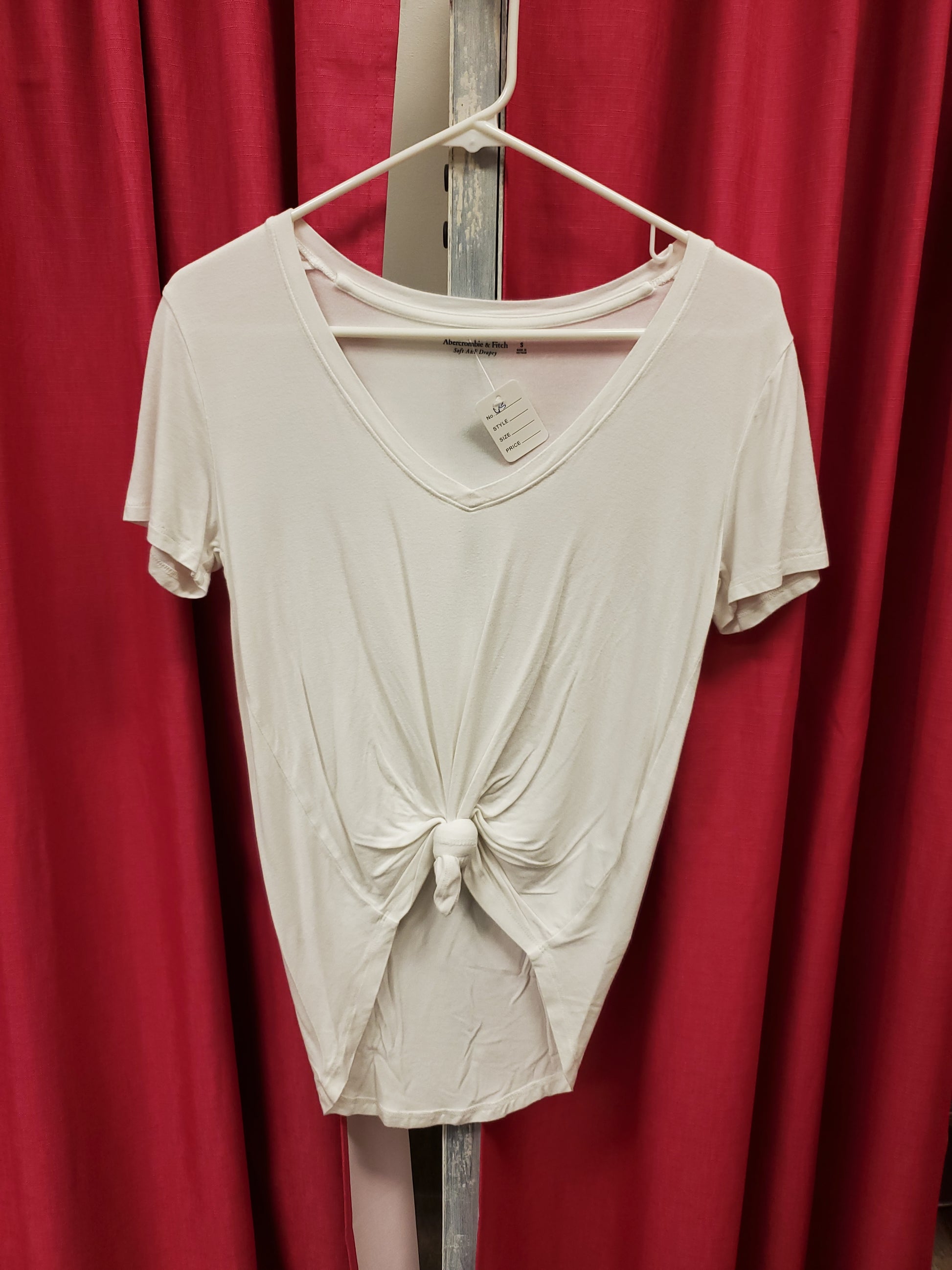 Abercrombie White TShirt. Size S. RS 65 - Scarlett's Riverside Boutique 