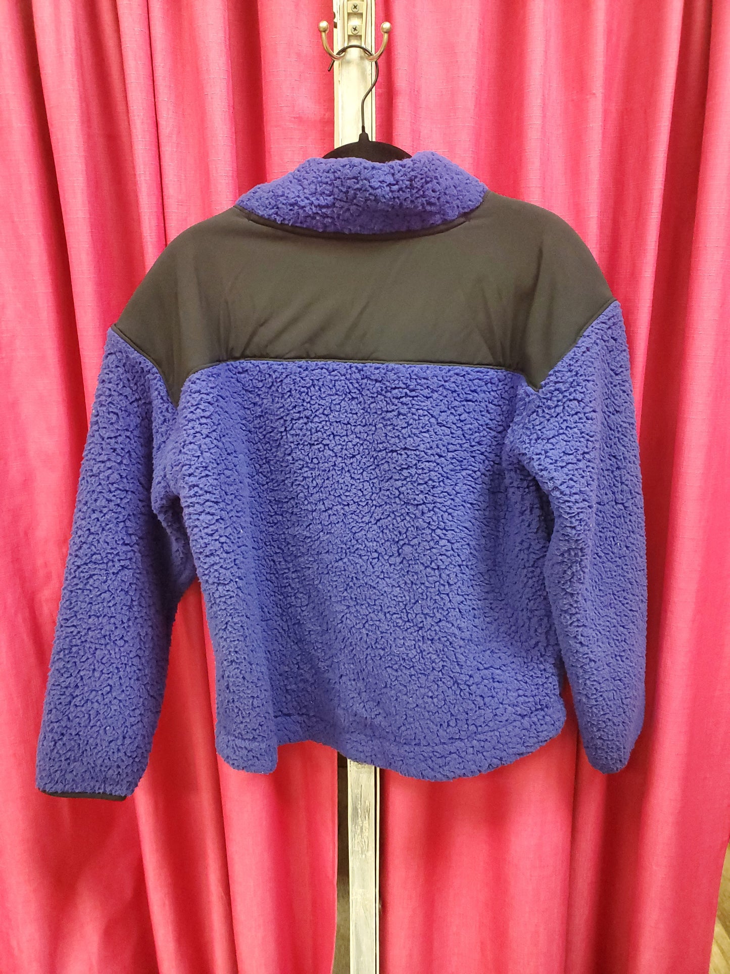 Under Armour Purple Pullover. Size M. RS 99.