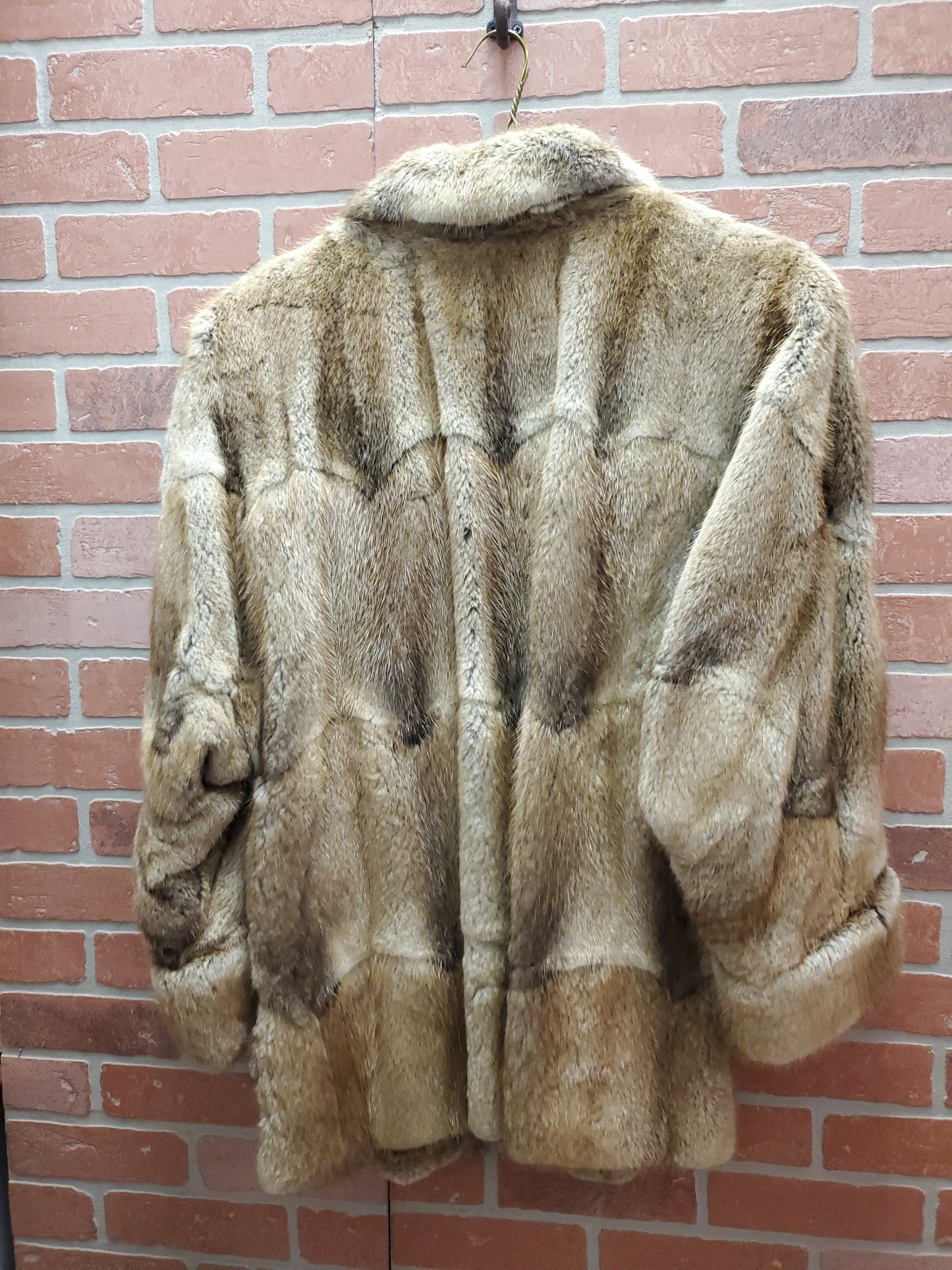 Fur Innovations Coat. Size M/L. RS 88.