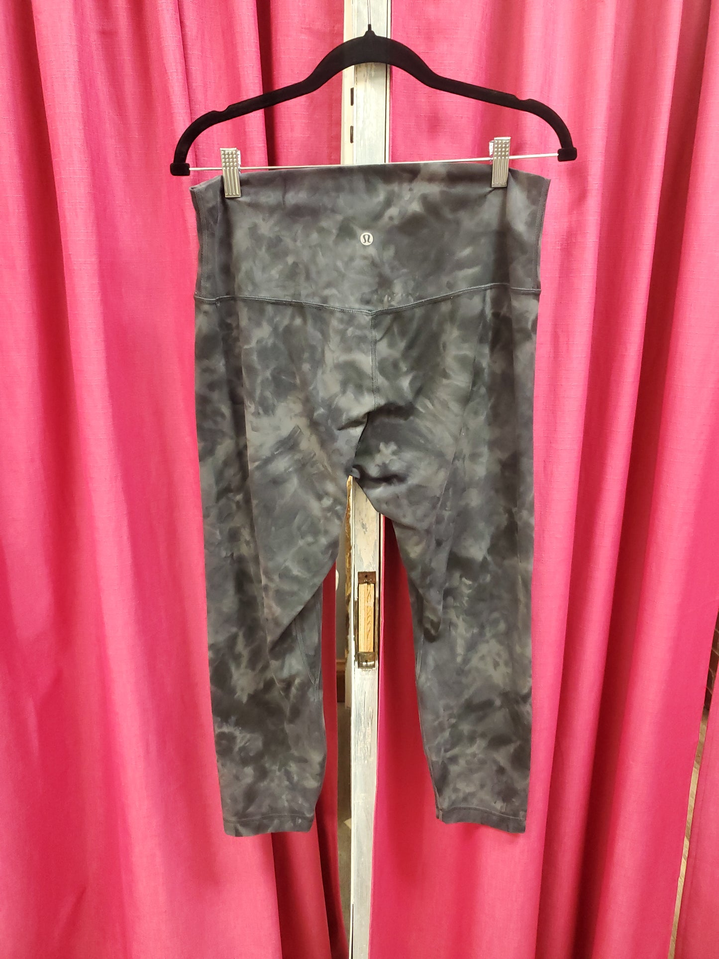 Lululemon Grey/Black Leggings. Size 12. RS 99 - Scarlett's Riverside Boutique 