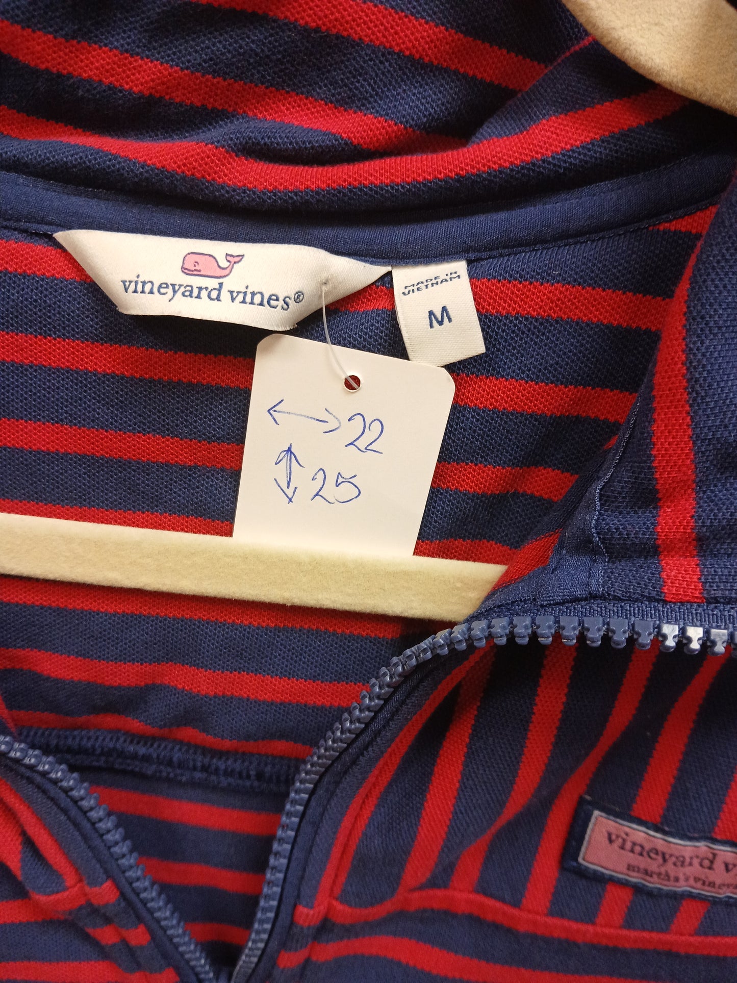 Vineyard Vines Red and Navy Striped Pullover. Size M. RS 58