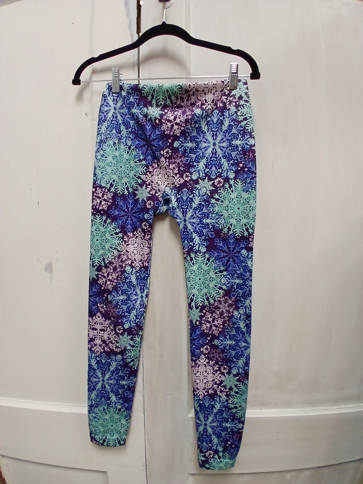 No Boundaries Snow Flake Leggings Size Medium RS 88 - Scarlett's Riverside Boutique 