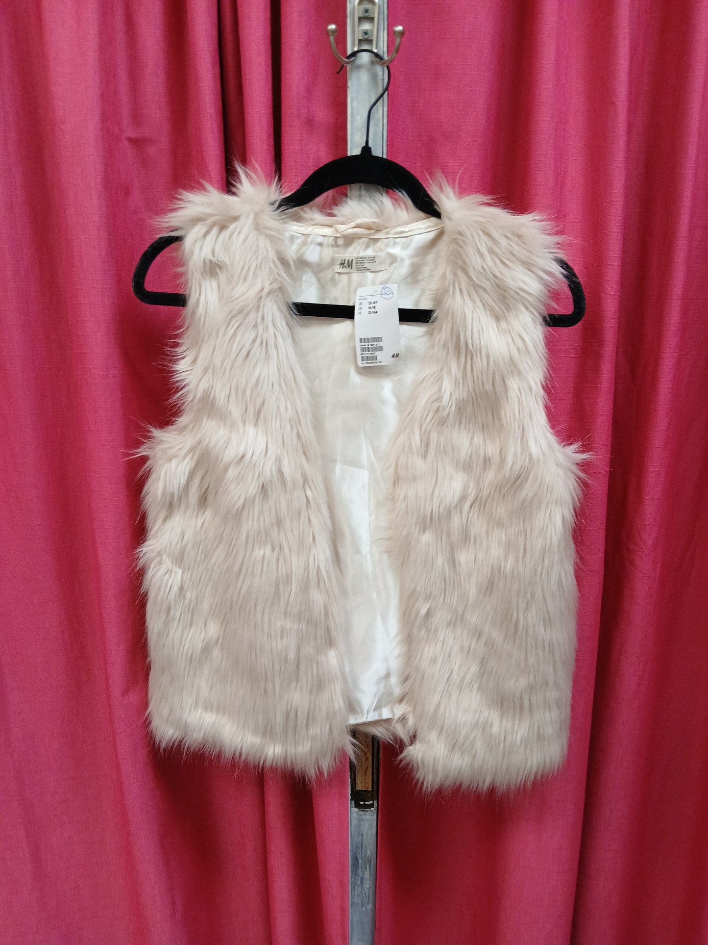 H & M Cream Color Fur Vest. Size L. RS 50