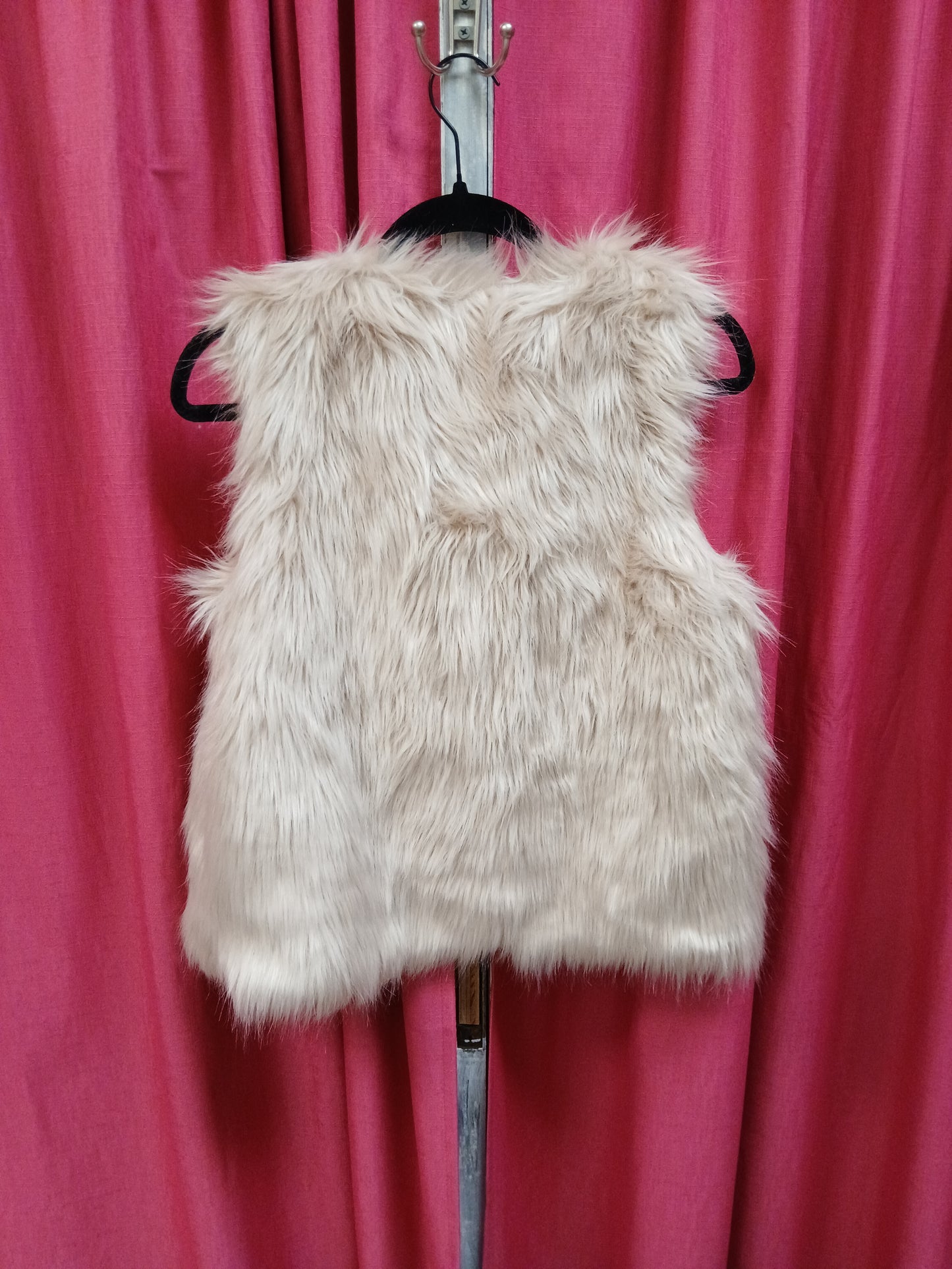 H & M Cream Color Fur Vest. Size L. RS 50