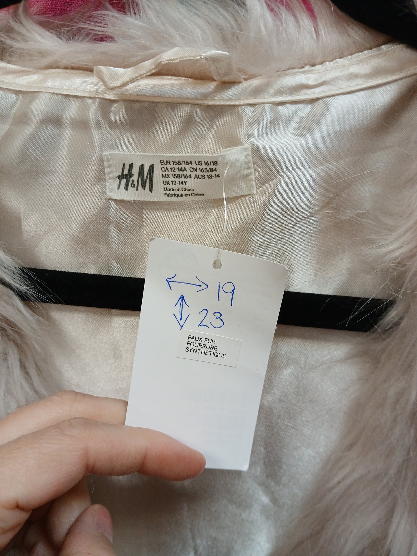 H & M Cream Color Fur Vest. Size L. RS 50