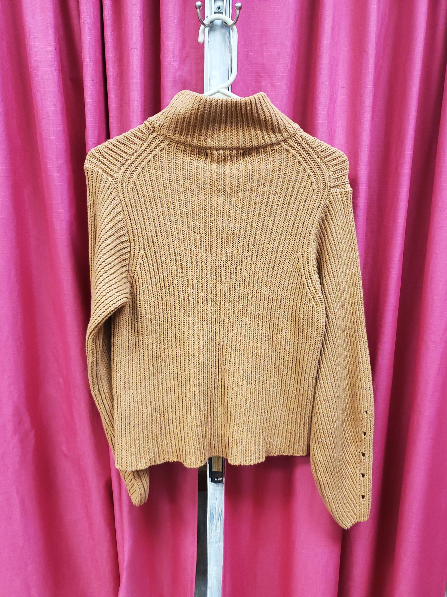 Favlux Gold Sweater. Size L. RS 99