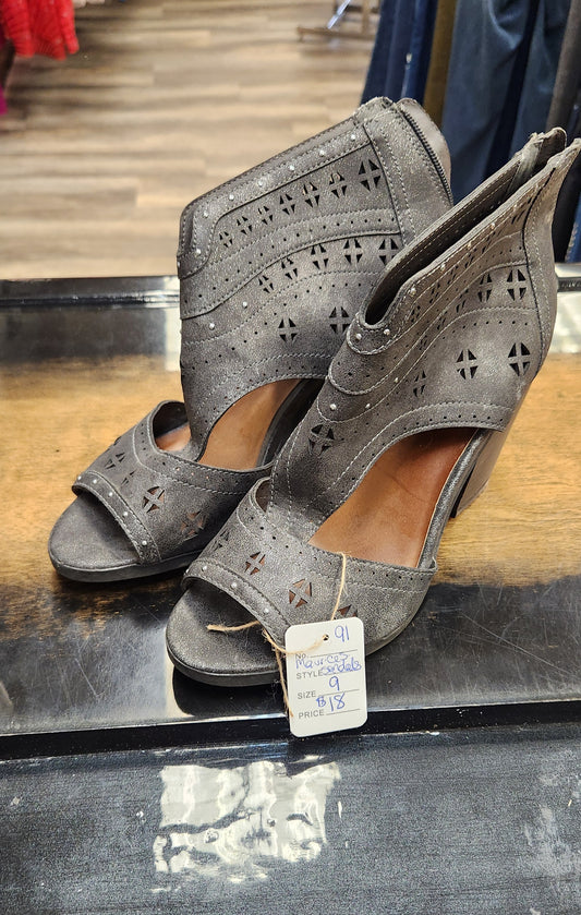 Maurice's Size 9 Gray Heeled Sandals RS 91