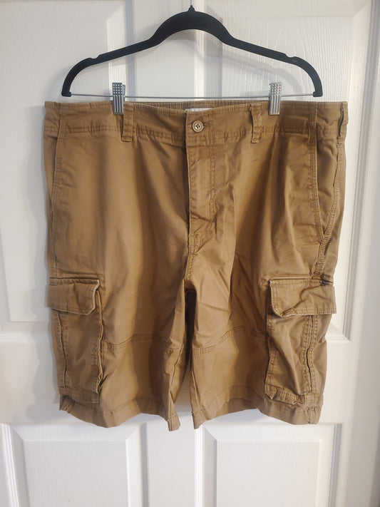 Goodfellow & Co. Men's Khaki Cargo Shorts. Size 40. #68