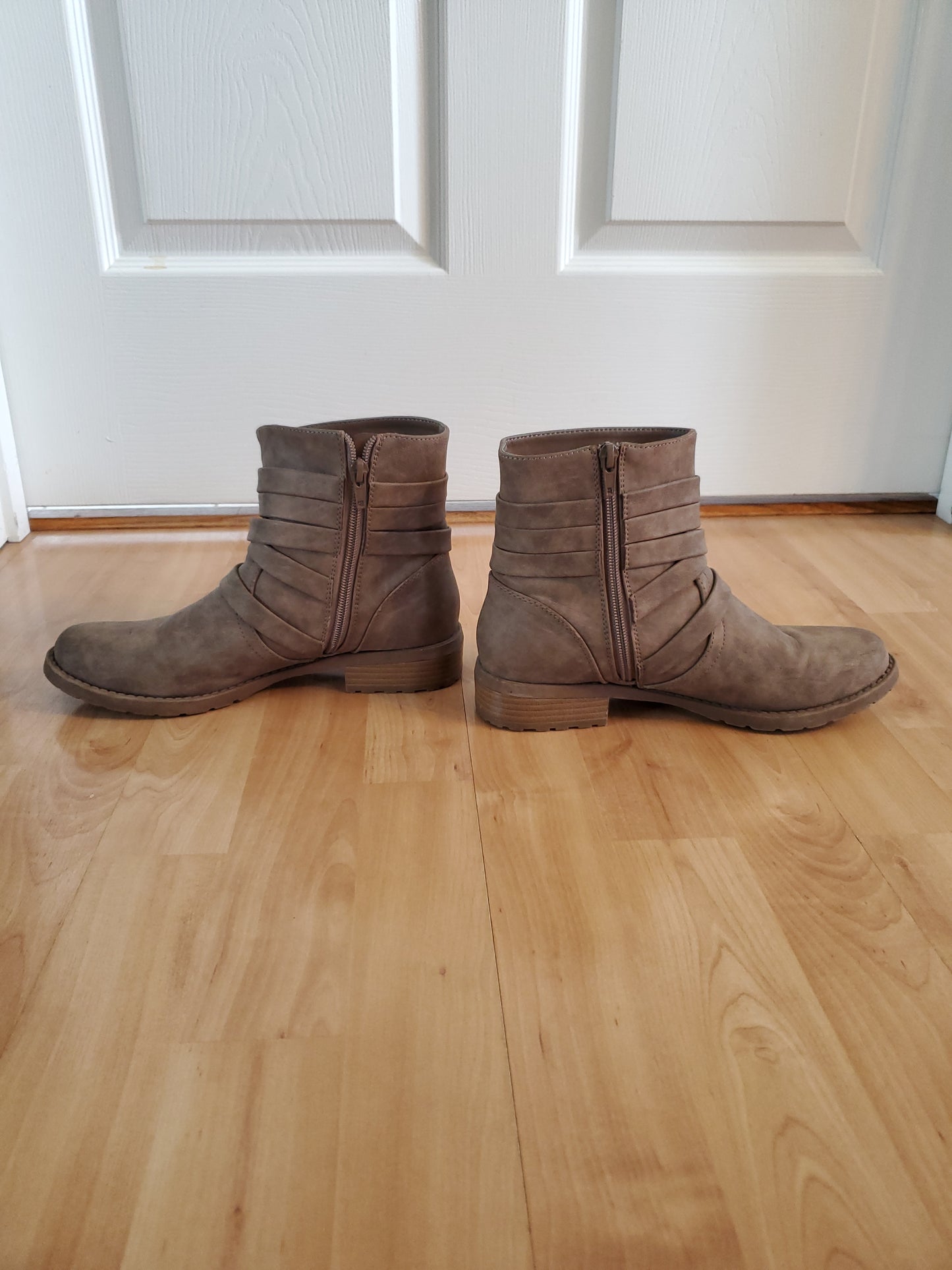 Guess By Guess Brown Ankle Boots. Size 8. #68