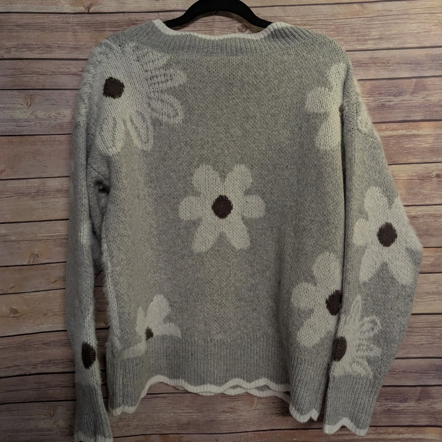NWT Floral Knit V-Neck Sweater – Gray Daisy Print Pullover – Size Medium