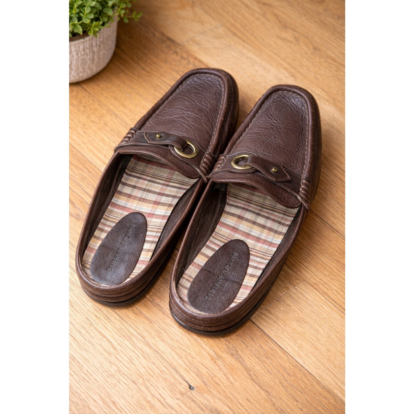 Aigner Whisper Brown Leather Loafers Women’s Size 6M Slip On Moc Shoes