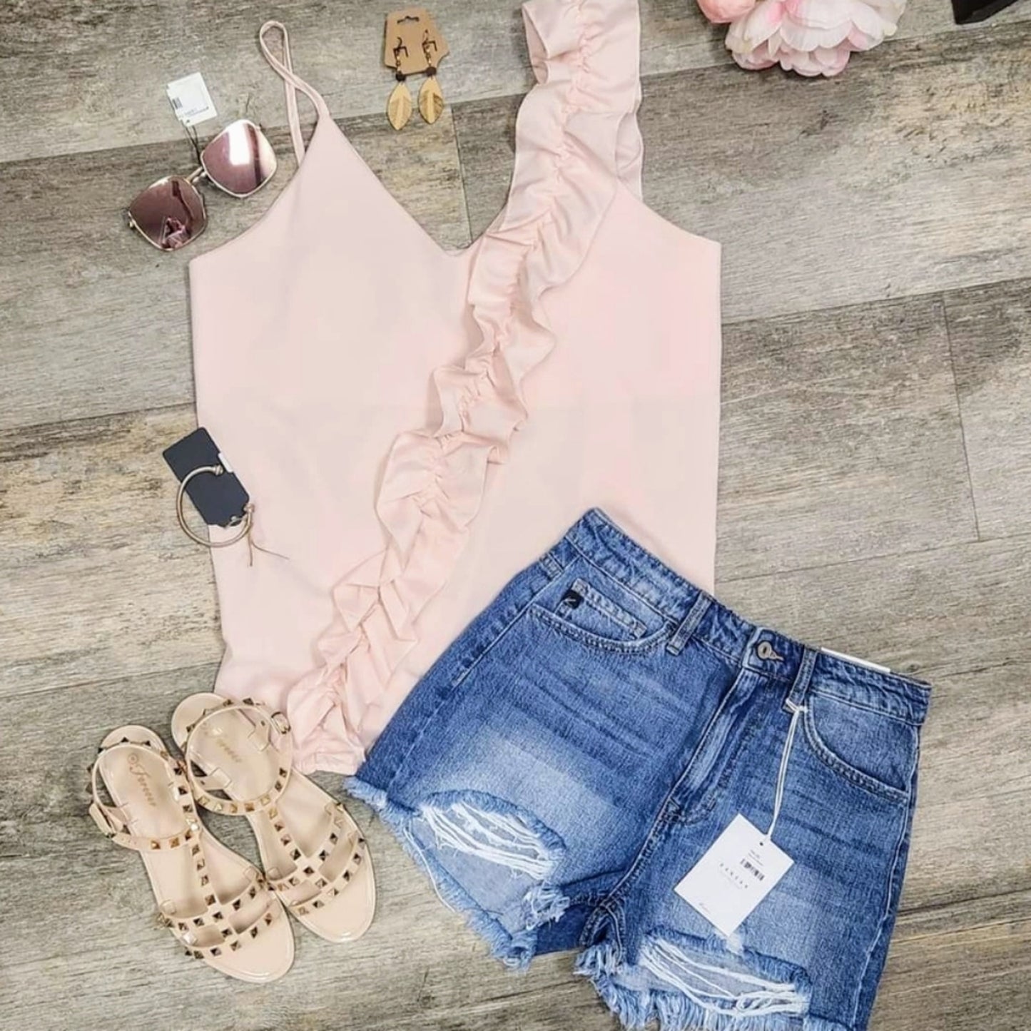 Light pink tank top with accent. Size large