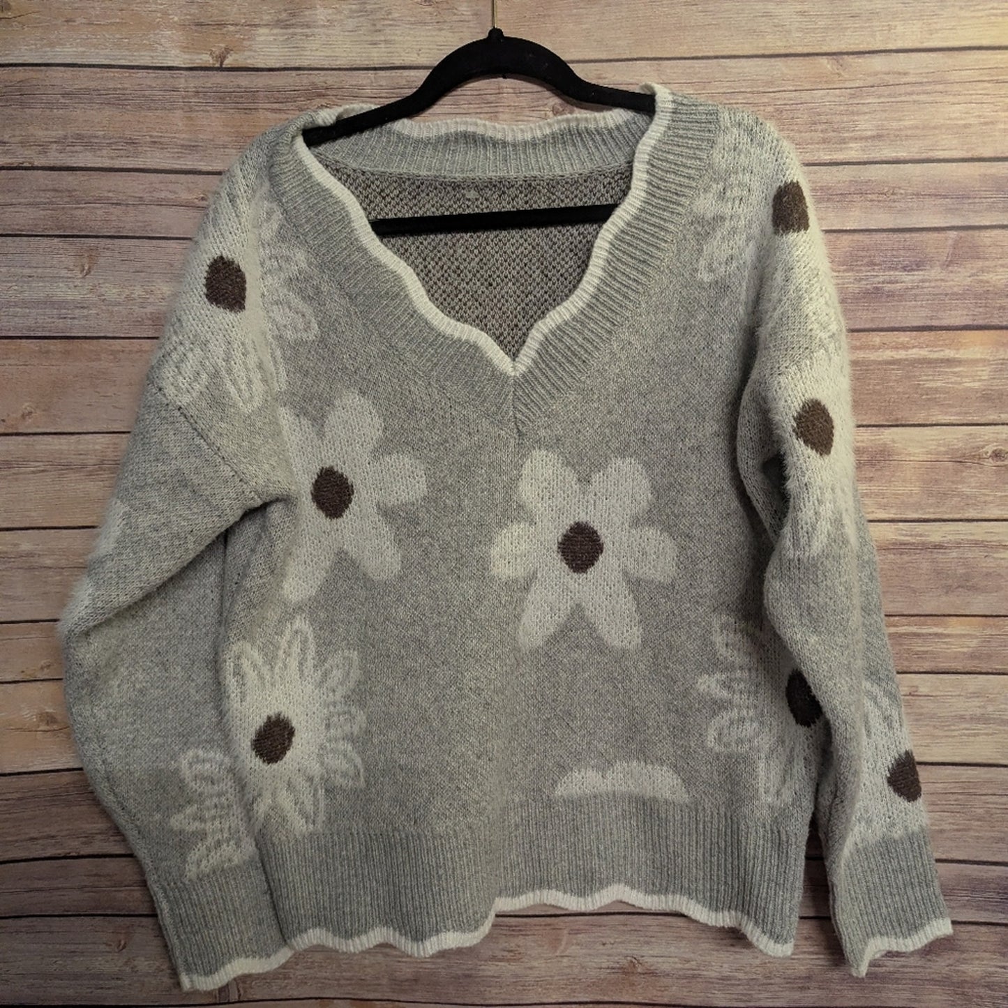 NWT Floral Knit V-Neck Sweater – Gray Daisy Print Pullover – Size Medium