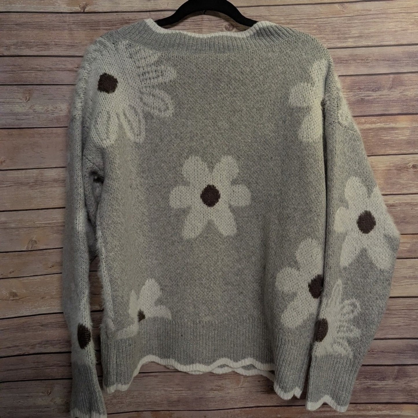 NWT Floral Knit V-Neck Sweater – Gray Daisy Print Pullover – Size Medium