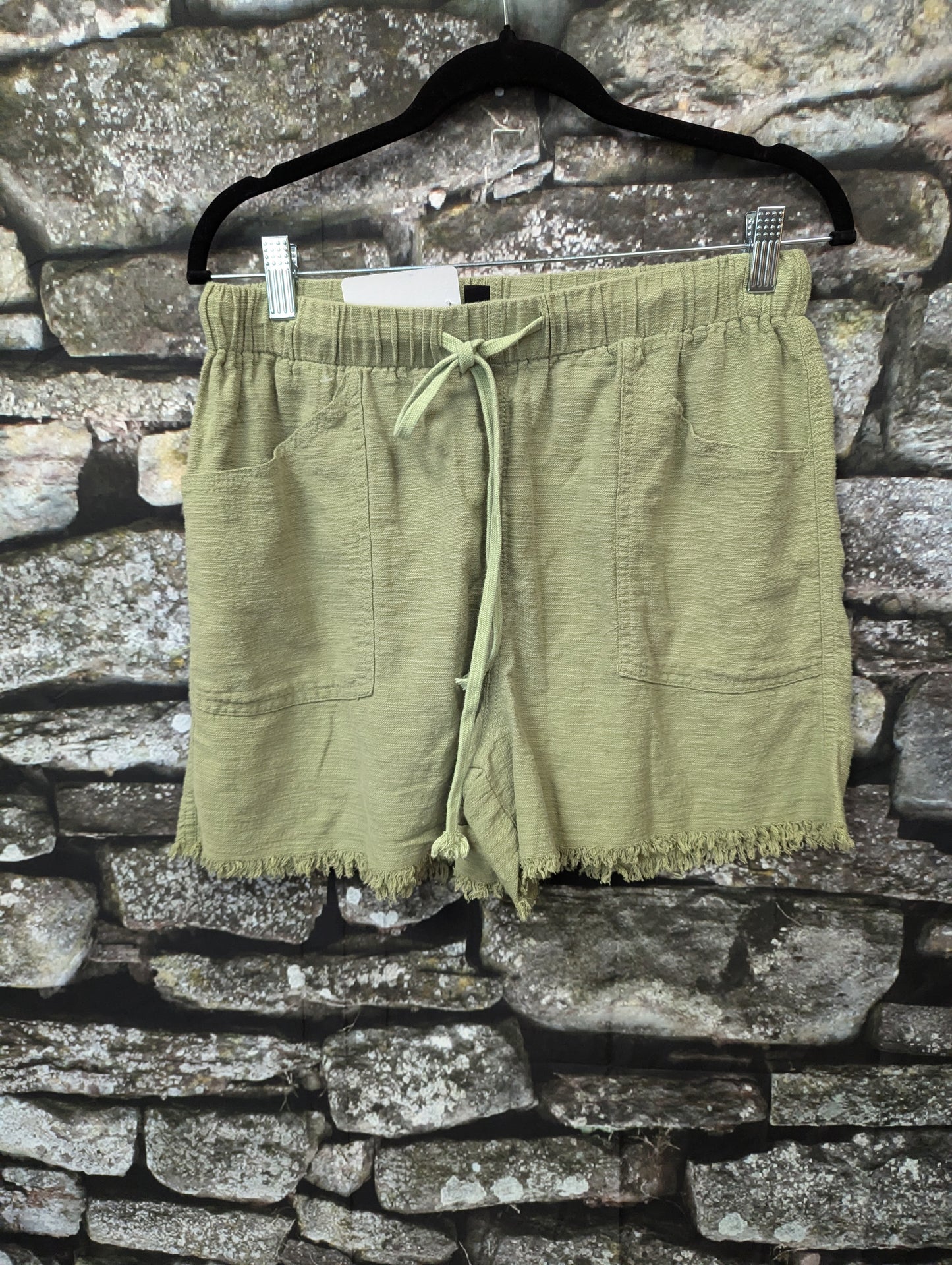 Green linen shorts. Size M. RS 51 - Scarlett's Riverside Boutique 