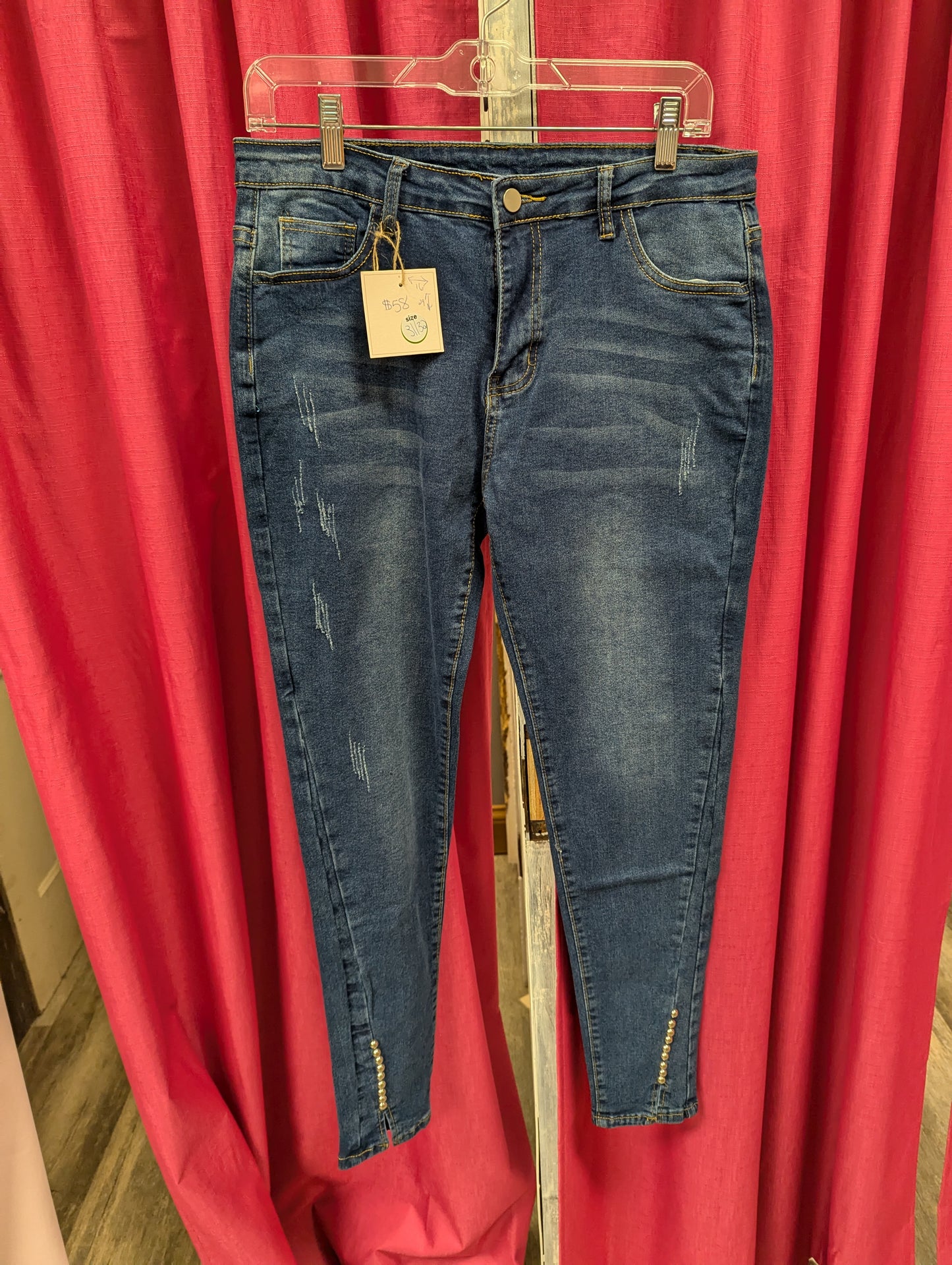 Tiffany straight leg, studded accent jeans. Size 31/29