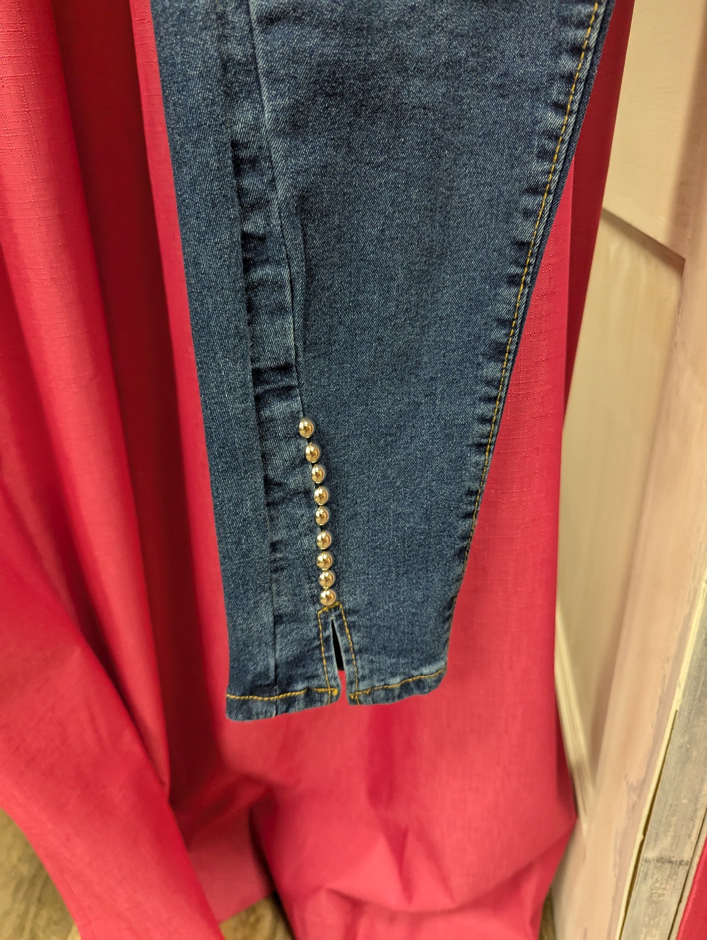 Tiffany straight leg, studded accent jeans. Size 31/29