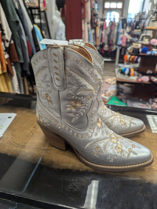 Dingo silver embroidered boots. Size 6.5 RS 9