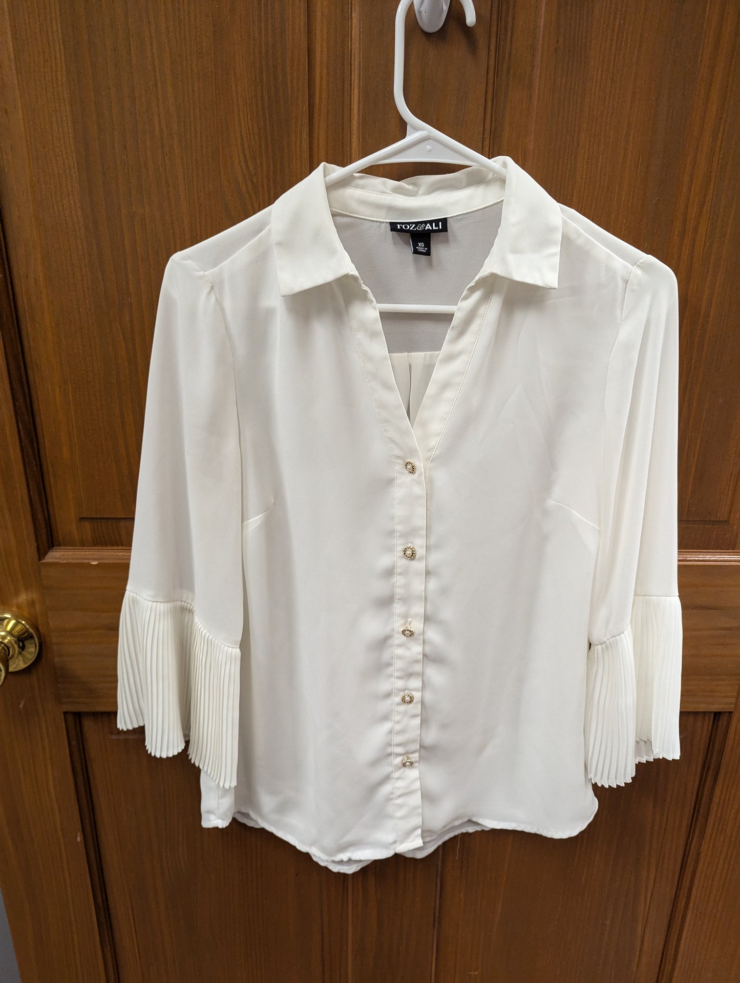 Roz and Ali white bell sleeve blouse. Size XS. RS 50