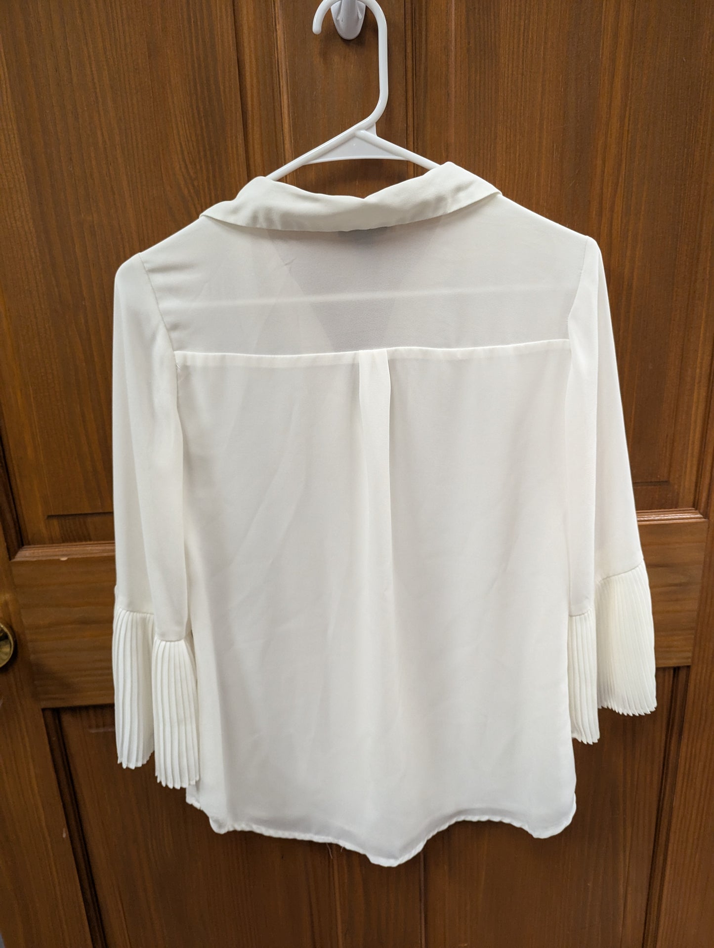 Roz and Ali white bell sleeve blouse. Size XS. RS 50