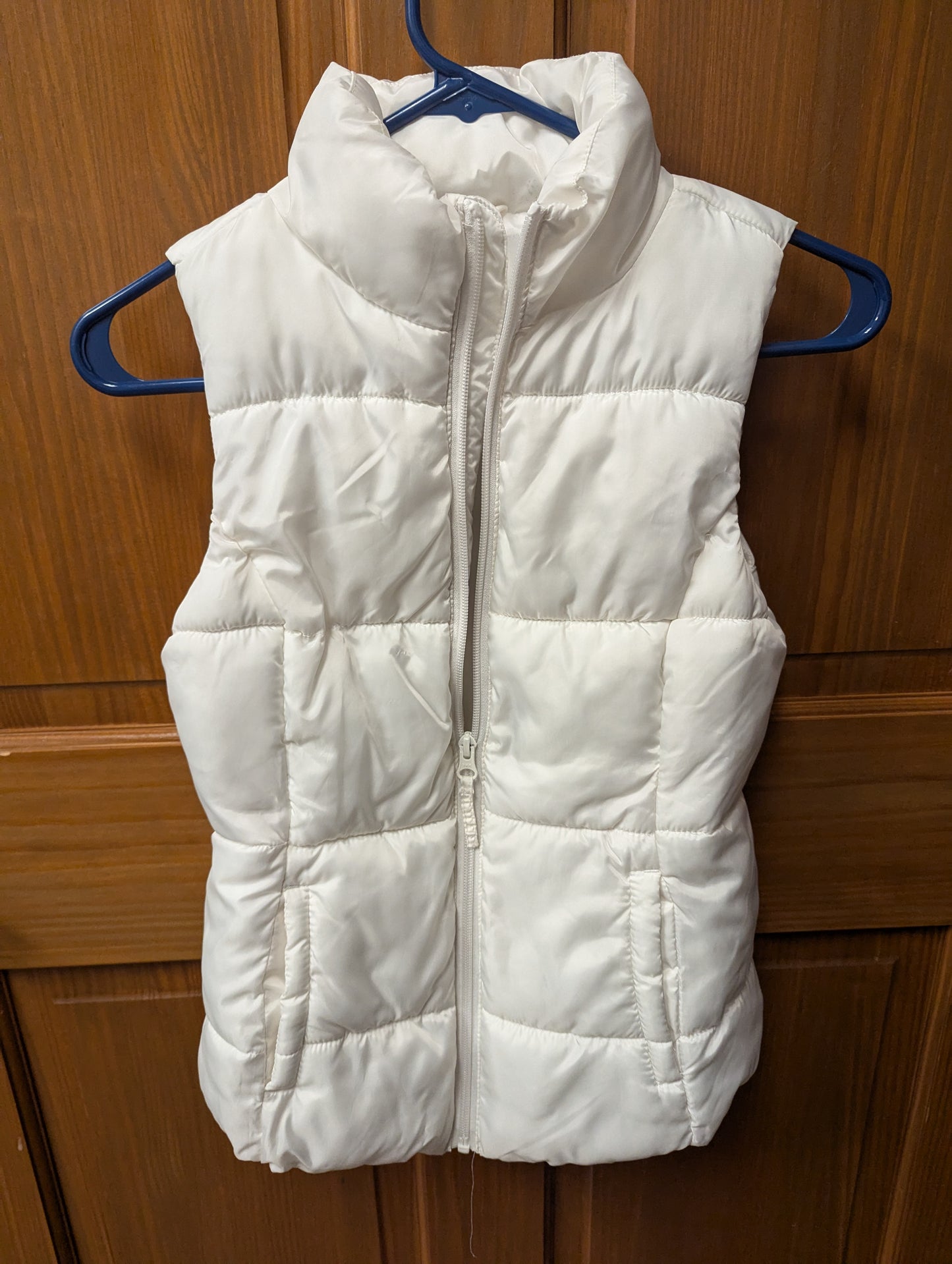 Kids white puff vest. Size 10/12. RS 50.