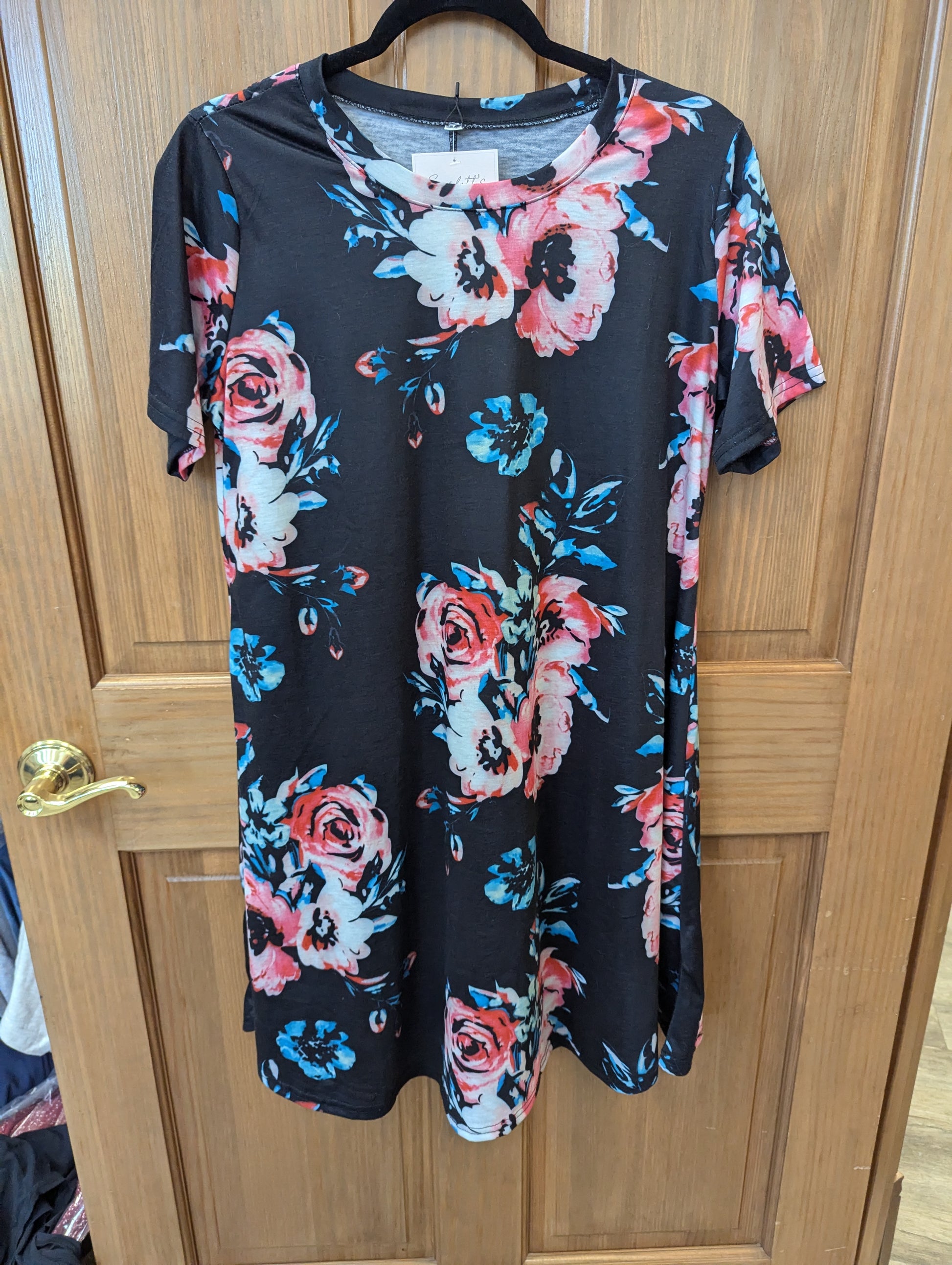 Floral t shirt dress. Size XL - Scarlett's Riverside Boutique 