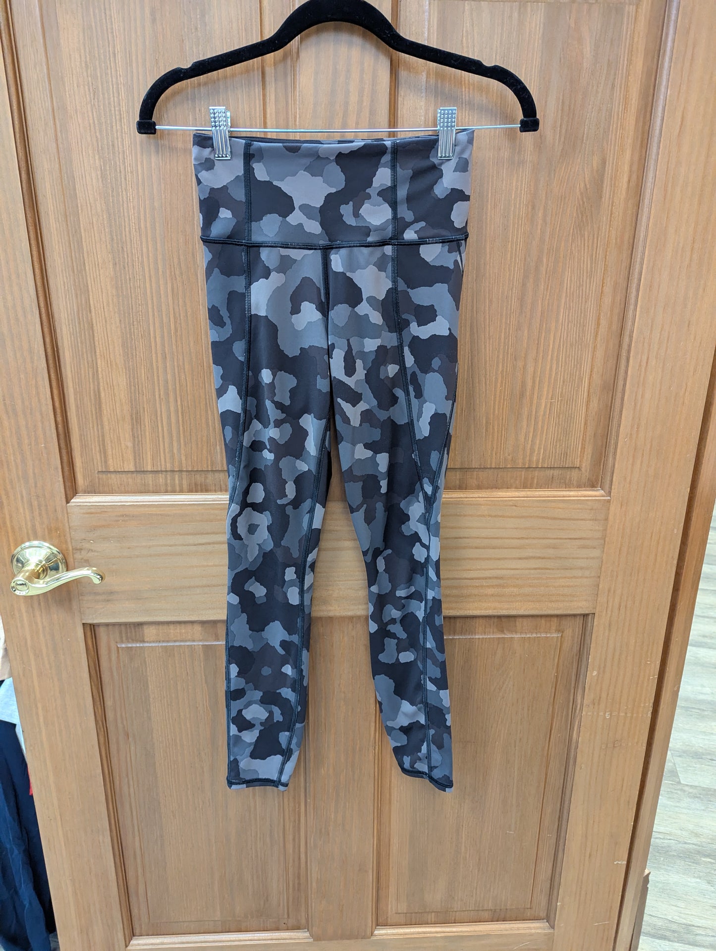 Athleta Ultimate Camo  leggings 7/8 Tight. Size XXS