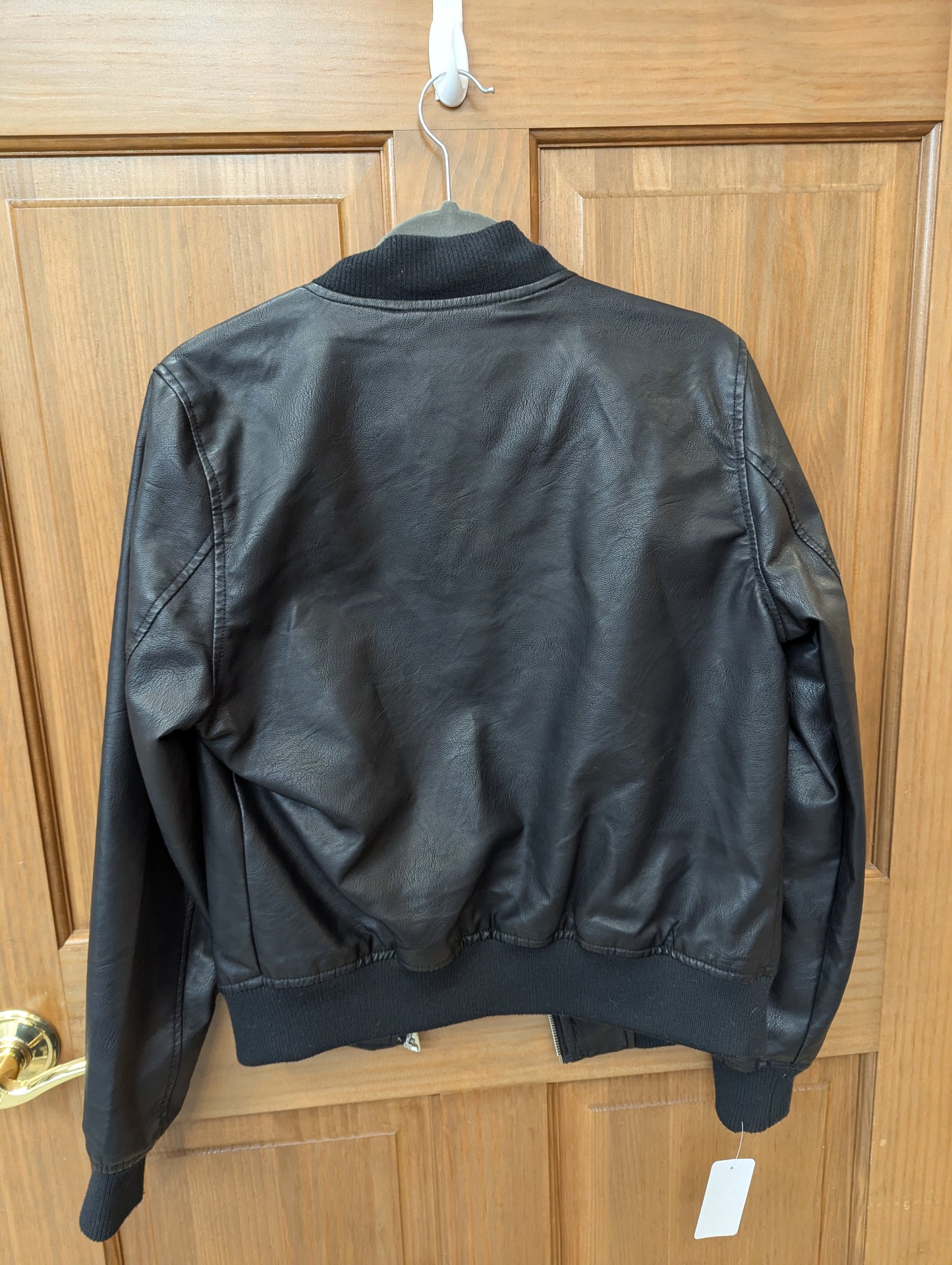 Black bomber jacket. Size L. RS 99